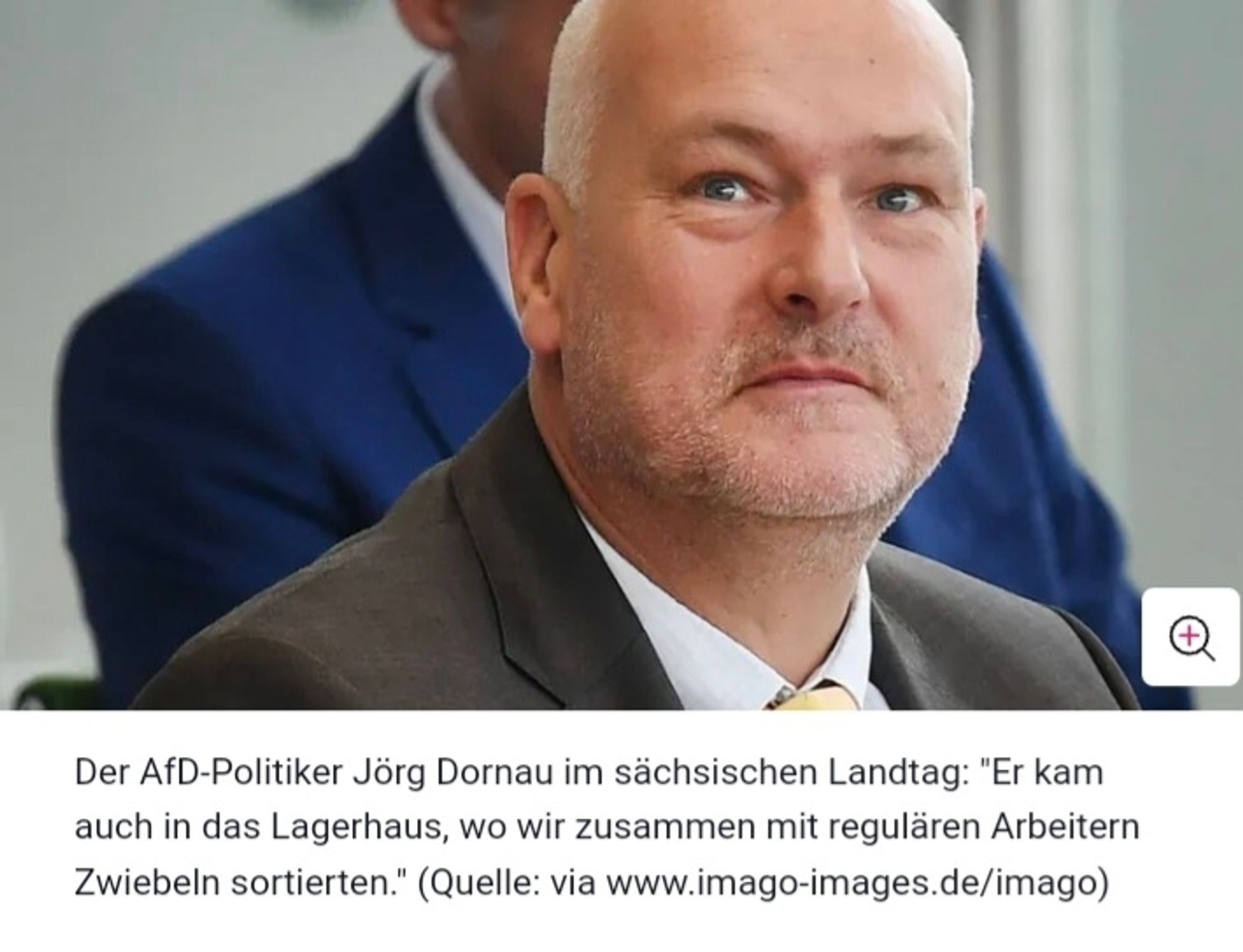 Der AfD-Politiker Jörg Dornau im sächsischen Landtag: "Er kam auch in das Lagerhaus, wo wir zusammen mit regulären Arbeitern Zwiebeln sortierten." (Quelle: via www.imago-images.de/imago)

Entnommen: https://www.t-online.de/nachrichten/deutschland/innenpolitik/id_100496582/afd-mann-joerg-dornau-haeftlinge-sollen-fuer-ihn-auf-zwiebelfarm-arbeiten.html