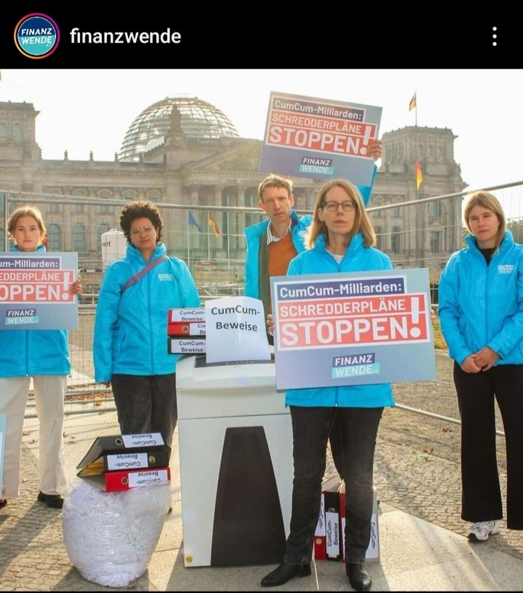 Das Foto zeigt eine Aktion der Bürgerbewegung Finanzwende e. V. vor dem Bundestag unter dem Motti"CumCum-Milliarden: SCHREDDERPLÄNE STOPPEN!"
Das Foto stammt vom Instagram-Account der Bewegung.