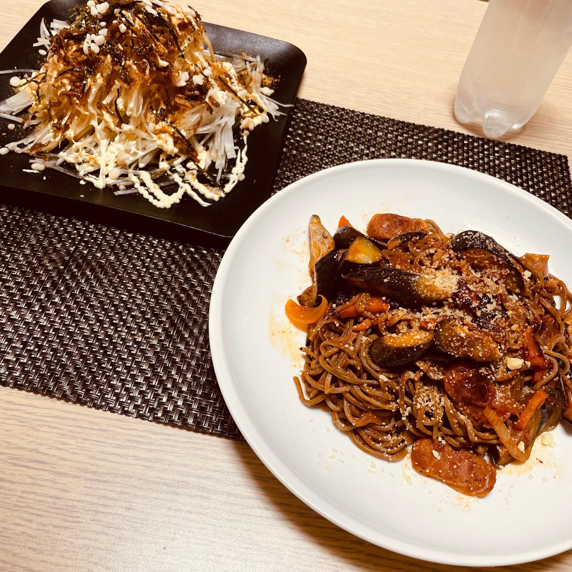 せっかく高く盛ったのに目を話している隙にヘタってしまった大根サラダと蕎麦のナポリタン風、炭酸水。