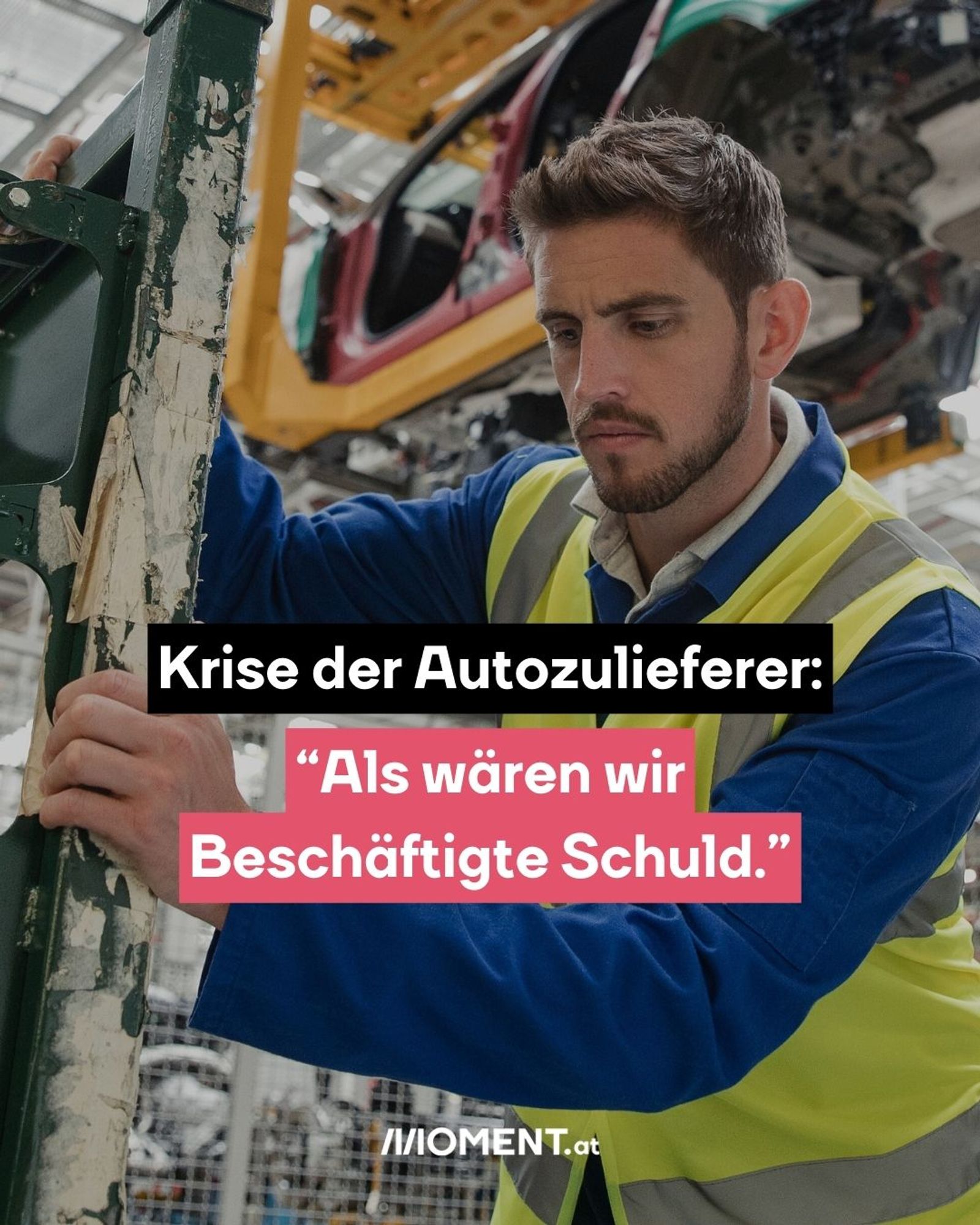 Krise der Autozulieferer: "Als wären wir Beschäftigte Schuld". Ein Arbeiter in einer Autofabrik trägt eine gelbe Warnweste und betrachtet konzentriert ein Bauteil. Im Hintergrund sind verschiedene Automobilteile und Maschinen in einer Fabrikumgebung zu sehen. Der Arbeiter hat einen ernsten Gesichtsausdruck, was die Anstrengung und Ernsthaftigkeit seiner Arbeit unterstreicht.