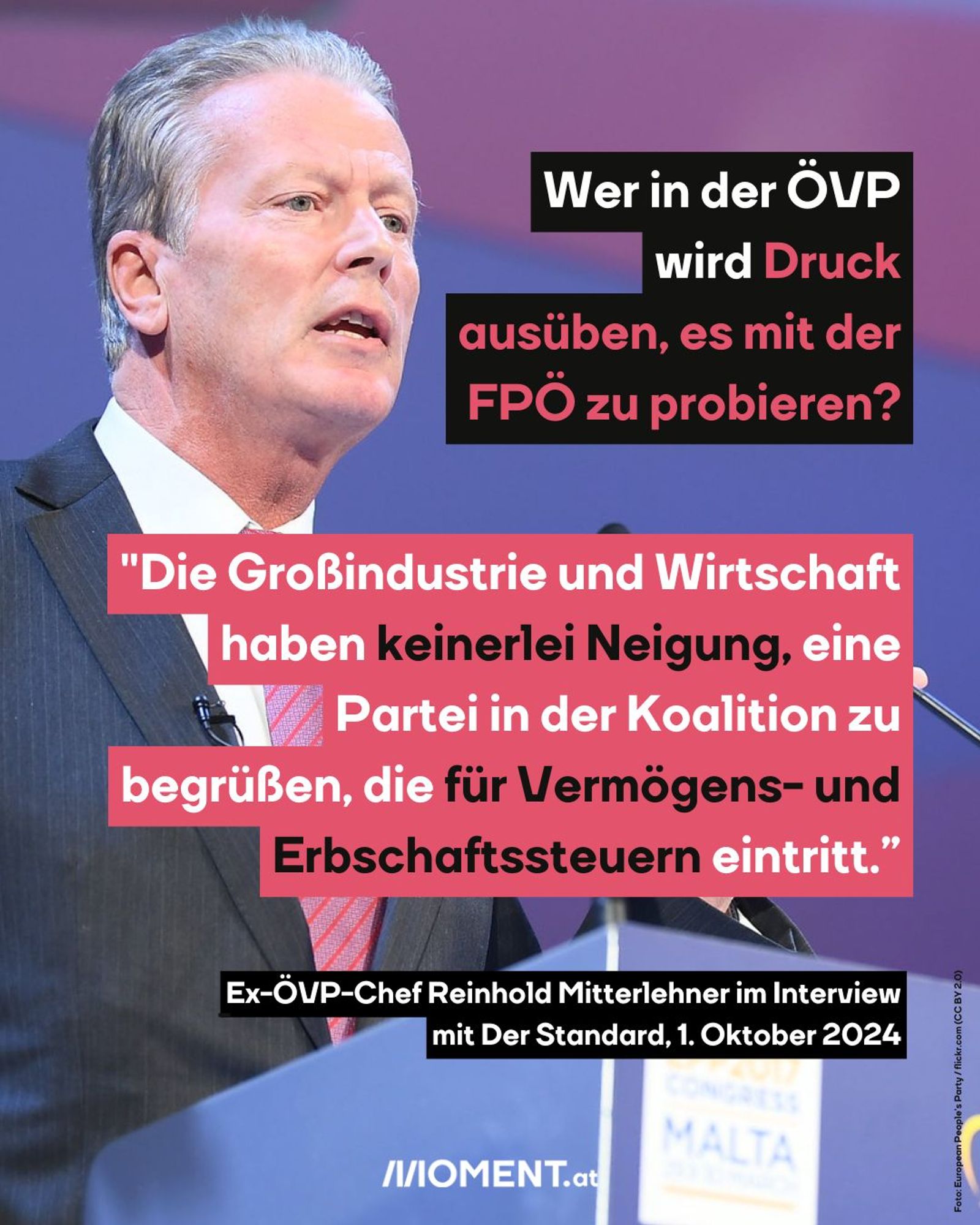 TEXT: Wer in der ÖVP wird Druck ausüben, es mit der FPÖ zu probieren? "Die Großindustrie und Wirtschaft haben keinerlei Neigung, eine Partei in der Koalition zu begrüßen, die für Vermögens- und Erbschaftssteuern eintritt.” Ex-ÖVP-Chef Reinhold Mitterlehner im Interview mit Der Standard, 1. Oktober 2024
BILD: Ein Mann mittleren Alters in einem Anzug steht auf einer Bühne und spricht in ein Mikrofon. Es handelt sich um Reinhold Mitterlehner. Er hat graues Haar und einen ernsten Ausdruck. Der Hintergrund des Bildes ist unscharf und in Blautönen gehalten.