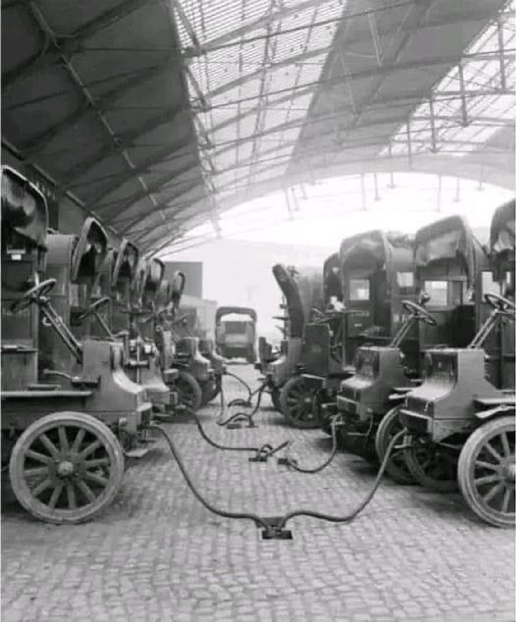 Elektromobilität vor 100 Jahren Aufladung von E-Autos.