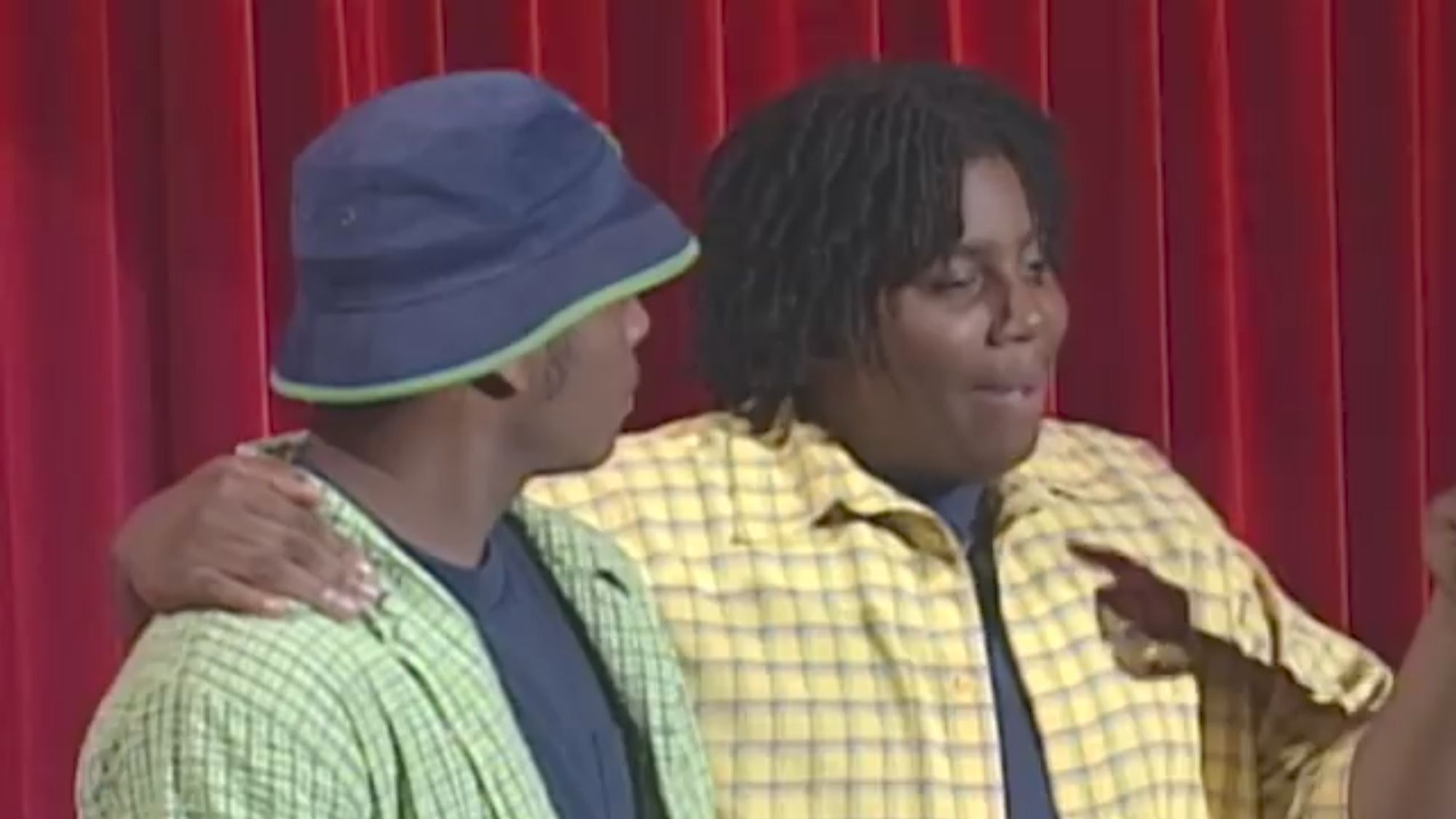 Os humoristas americanos Kenan Thompson e Kel Mitchell, em uma cena recorrente da série Kenan e Kel, na qual Kenan pedia uma série de itens inusitados para Kel com a intenção de executar algum plano.