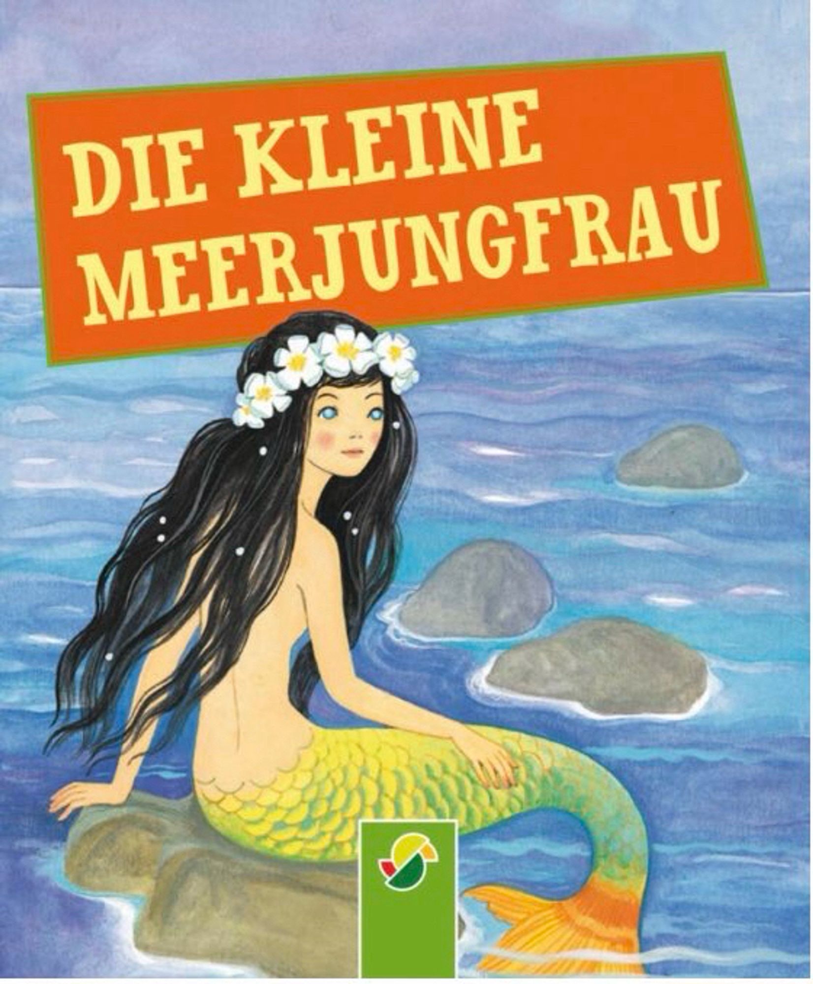 Buch-Cover der kleinen Meerjungfrau. Sie sitzt mit dem Rücken zugewandt auf einem Fels, den Kopf nach rechts gedreht, die Flosse hängt ins Wasser. Sie hat lange, schwarze Haare, eine Blumenkette auf dem Kopf und auffällig blaue Augen.