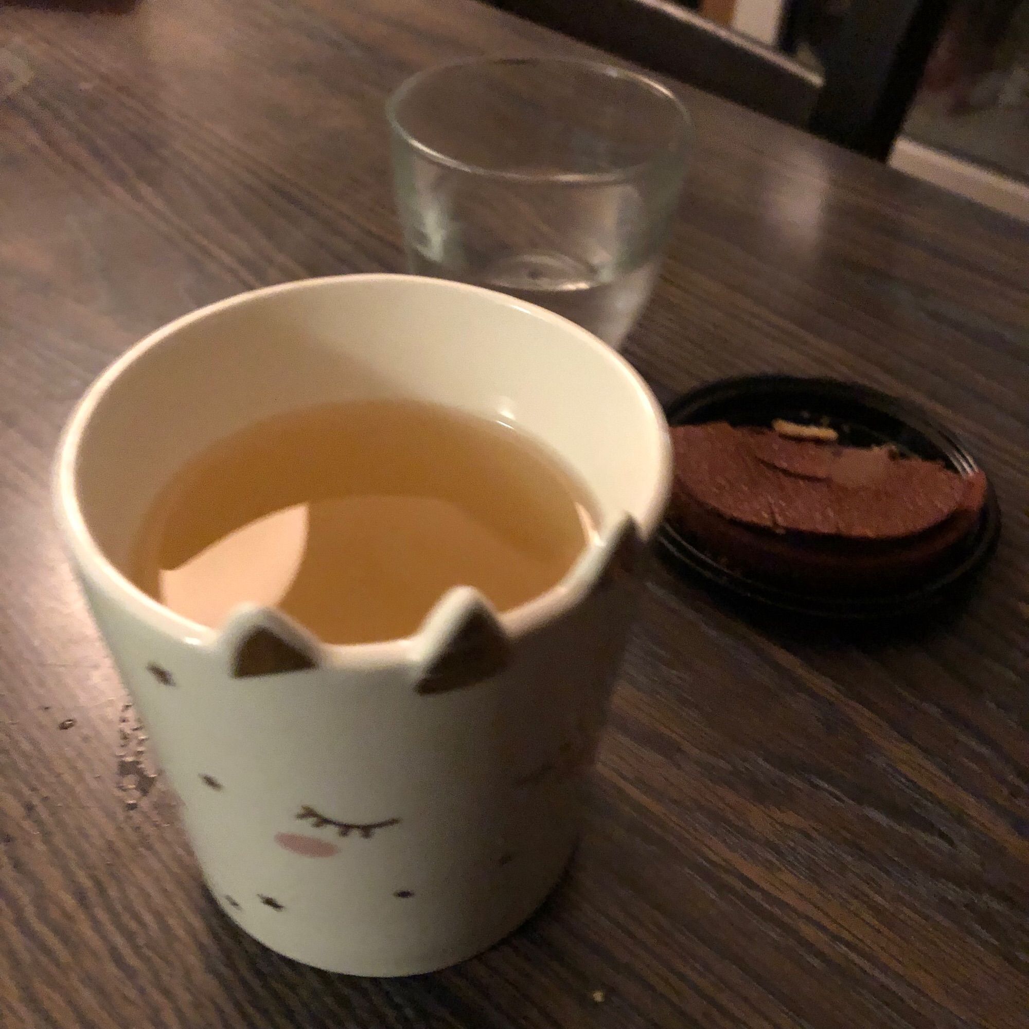 1/2 tarte au chocolat et tisane dans une tasse motif licorne et verre d’eau