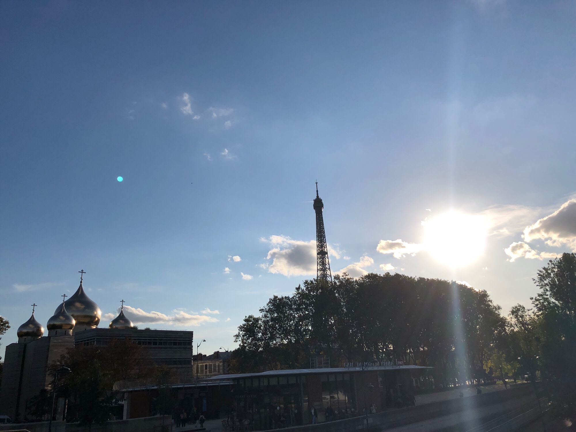 Soleil reflétant sur la cathédrale russe sainte trinité et la Tour Eiffel