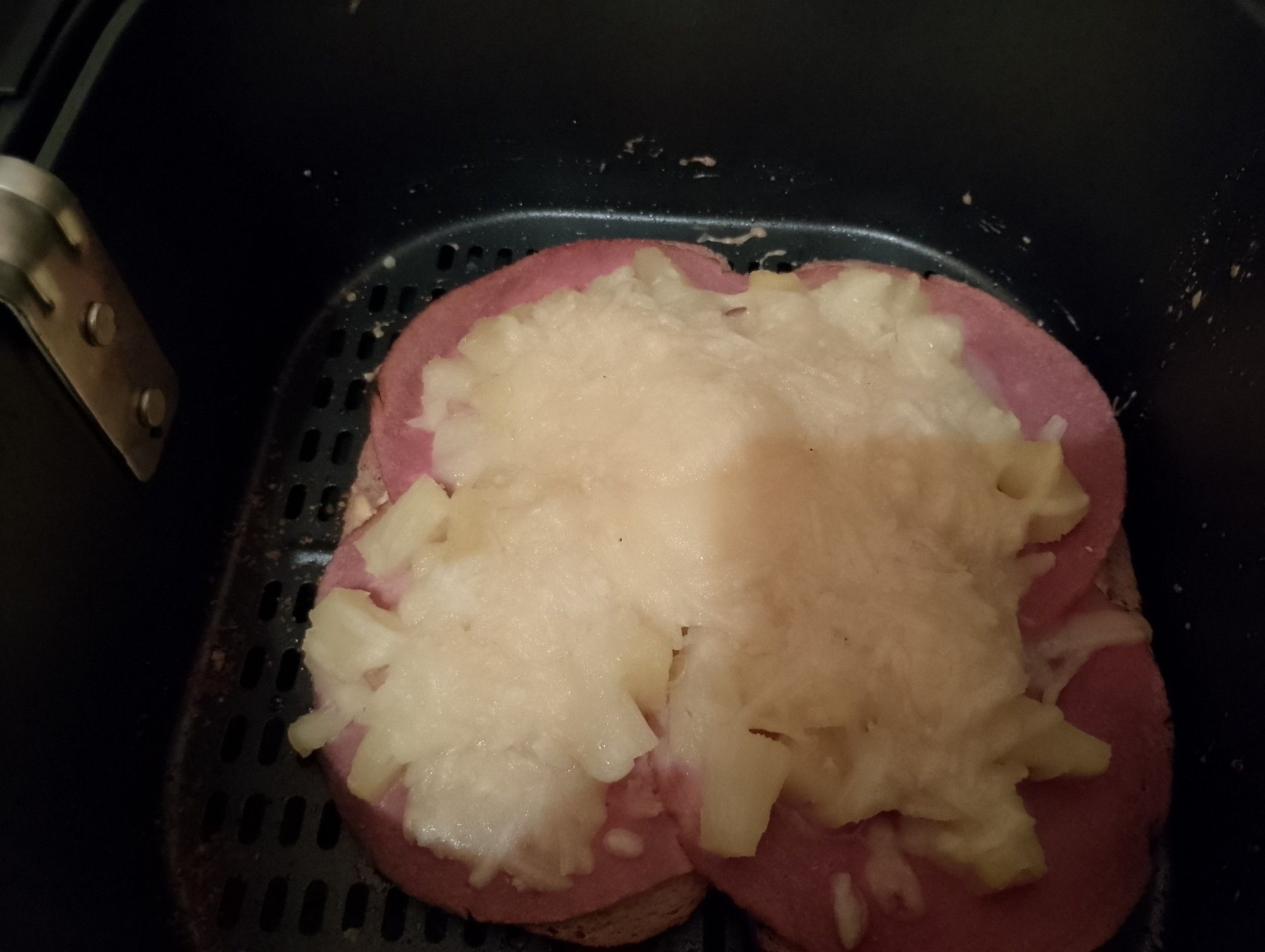 Brot mit Schinken, Ananasstückchen und mit Streukäse überbacken in einer Heißluftfritteuse