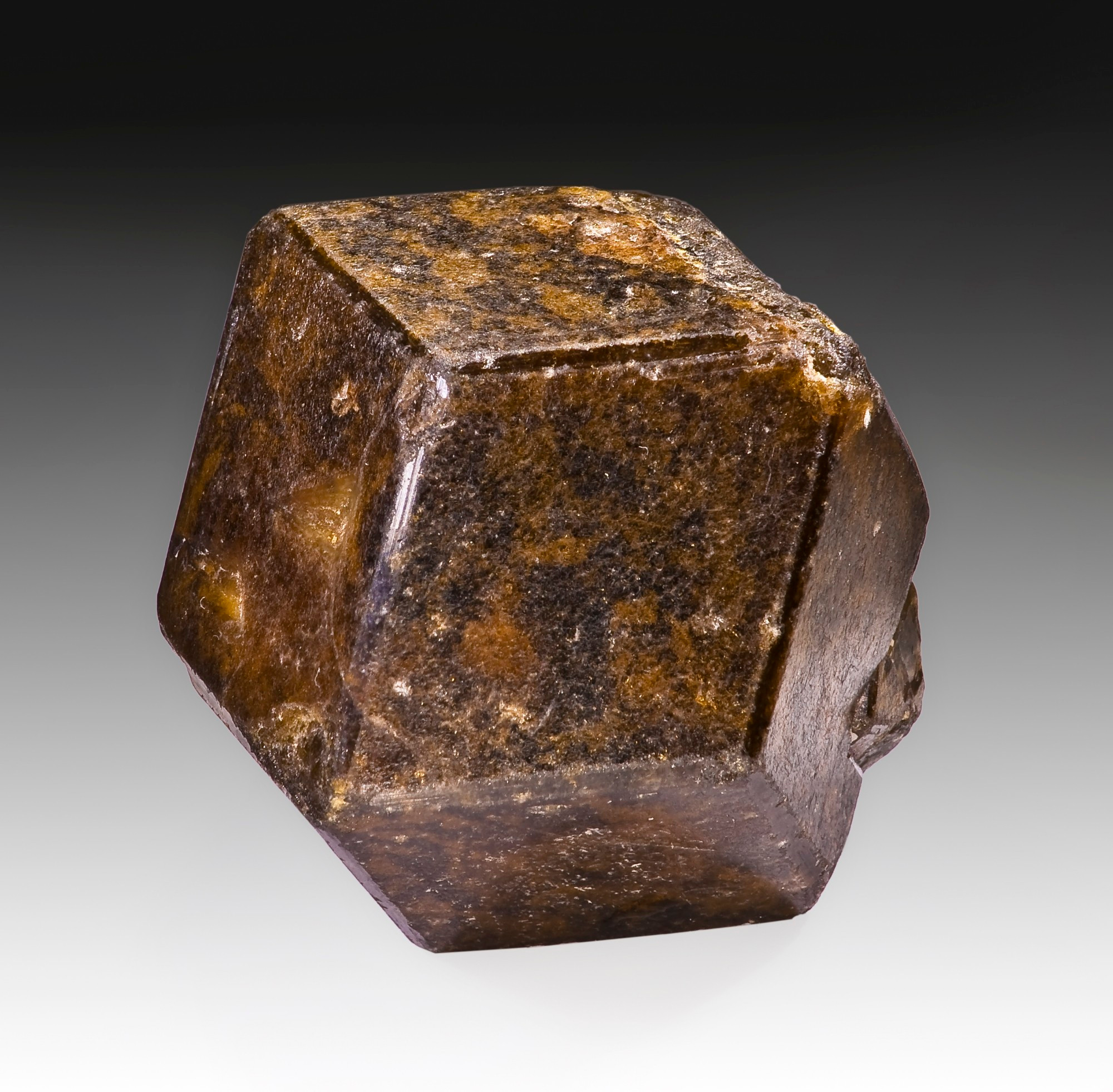 Andradite, a calcium and iron garnet. Picture from Wikipedia in Portuguese.