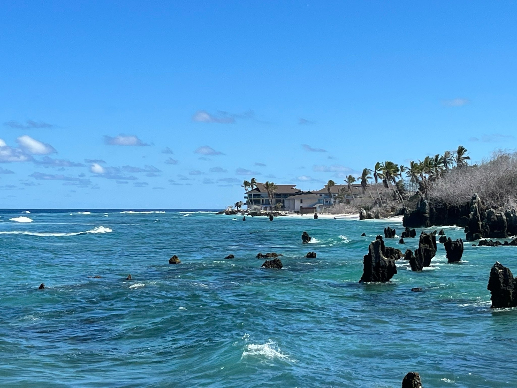 ナウル共和国の国営メネンホテルと海