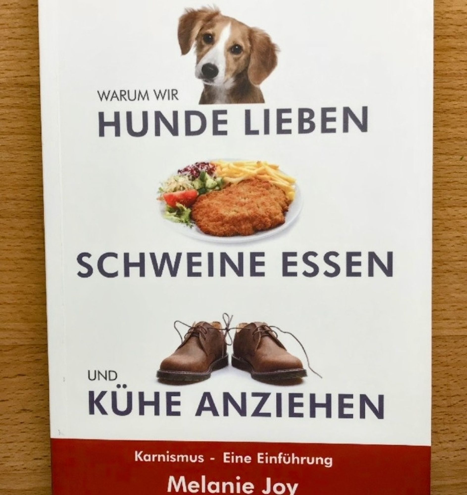 Titelbild des Buches

WARUM WIR
HUNDE LIEBEN (Foto eines Hundes)
SCHWEINE ESSEN (Schnitzelfoto)
UND
KÜHE ANZIEHEN (Foto von 2 Lederschuhen)

von Melanie Joy
"Karnismus - Eine Einführung"