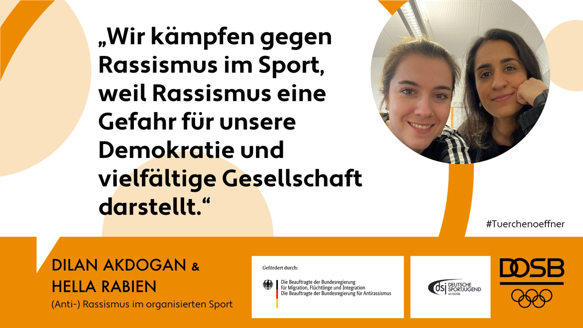 Das Bild zeigt ein Zitat, das sich folgendermaßen liest: "Wir kämpfen gegen Rassismus im Sport, weil Rassismus eine Gefahr für unsere Demokratie und vielfältige Gesellschaft darstellt." Rechts oben ist ein rundes Bild zu sehen, dass Hella (links) und Dilan (rechts) zeigt, die direkt in die Kamera schauen.