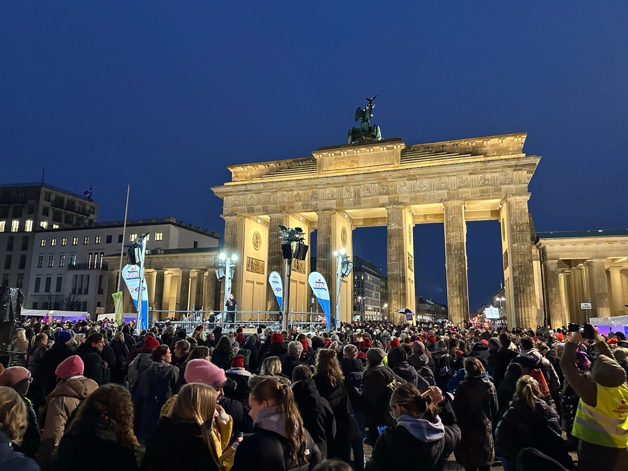 One Billion Rising Demonstration vor dem Brandenburger Tor.