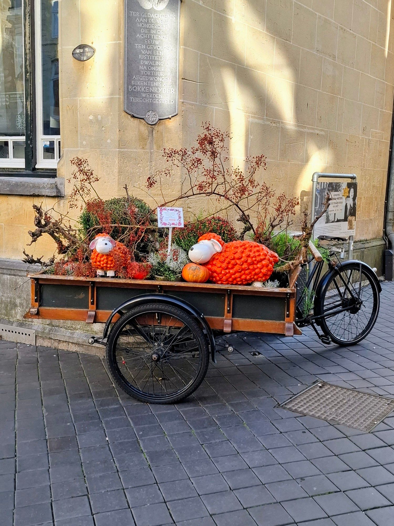 Bakfiets met allerlei kleurige spullen erin