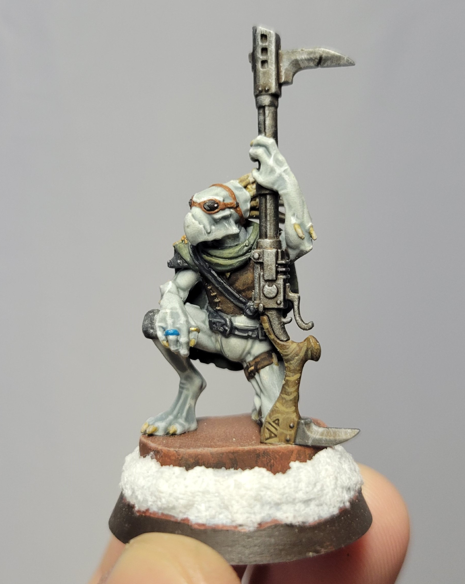 a kroot from warhammer 40k, basically a gangly alien birdman holding a big space rifle. they're supposed to be green but this one is a very pale kinda dirty white and its so gross looking i hate him/her/it.