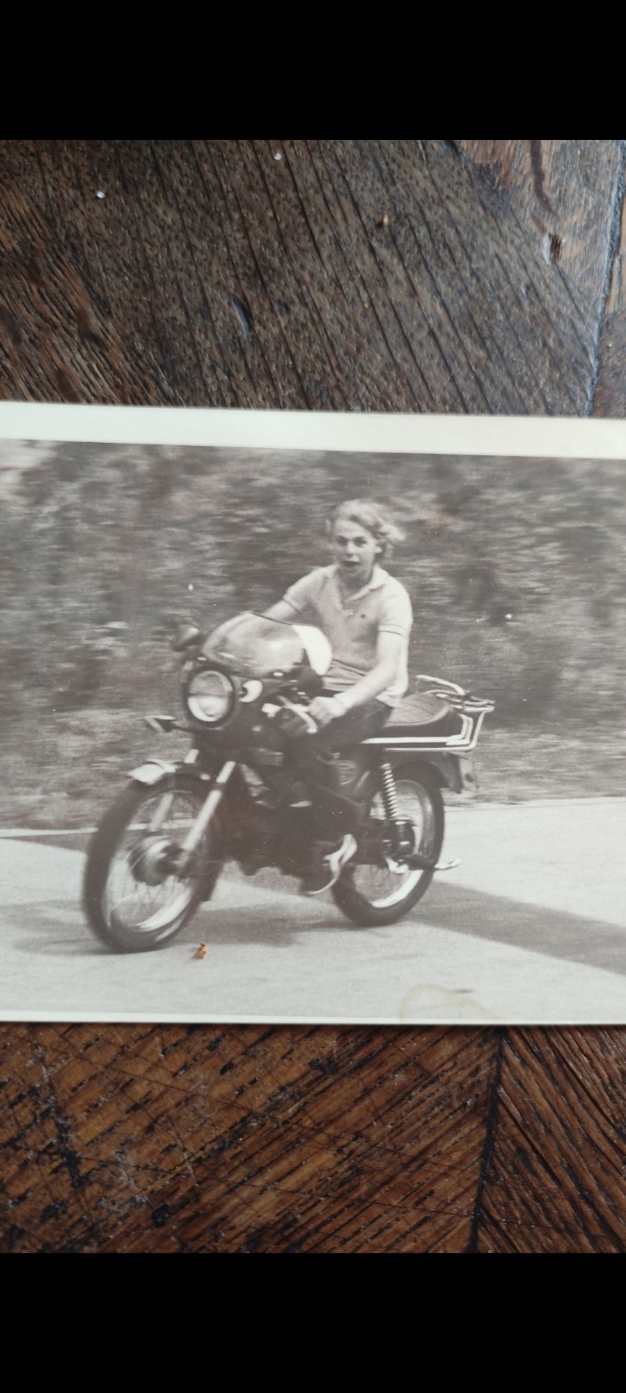 Horst auf seiner frisierten Kreidler im Alter von 17 Jahren.
Er fährt ohne Helm 🙄
Aber eh nur Testfahrt nach Tuning