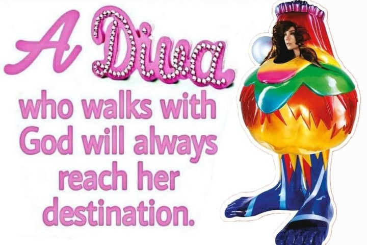 bjork em volta com os dizeres em rosa do lado "a diva who walks with God will always reach her destination"