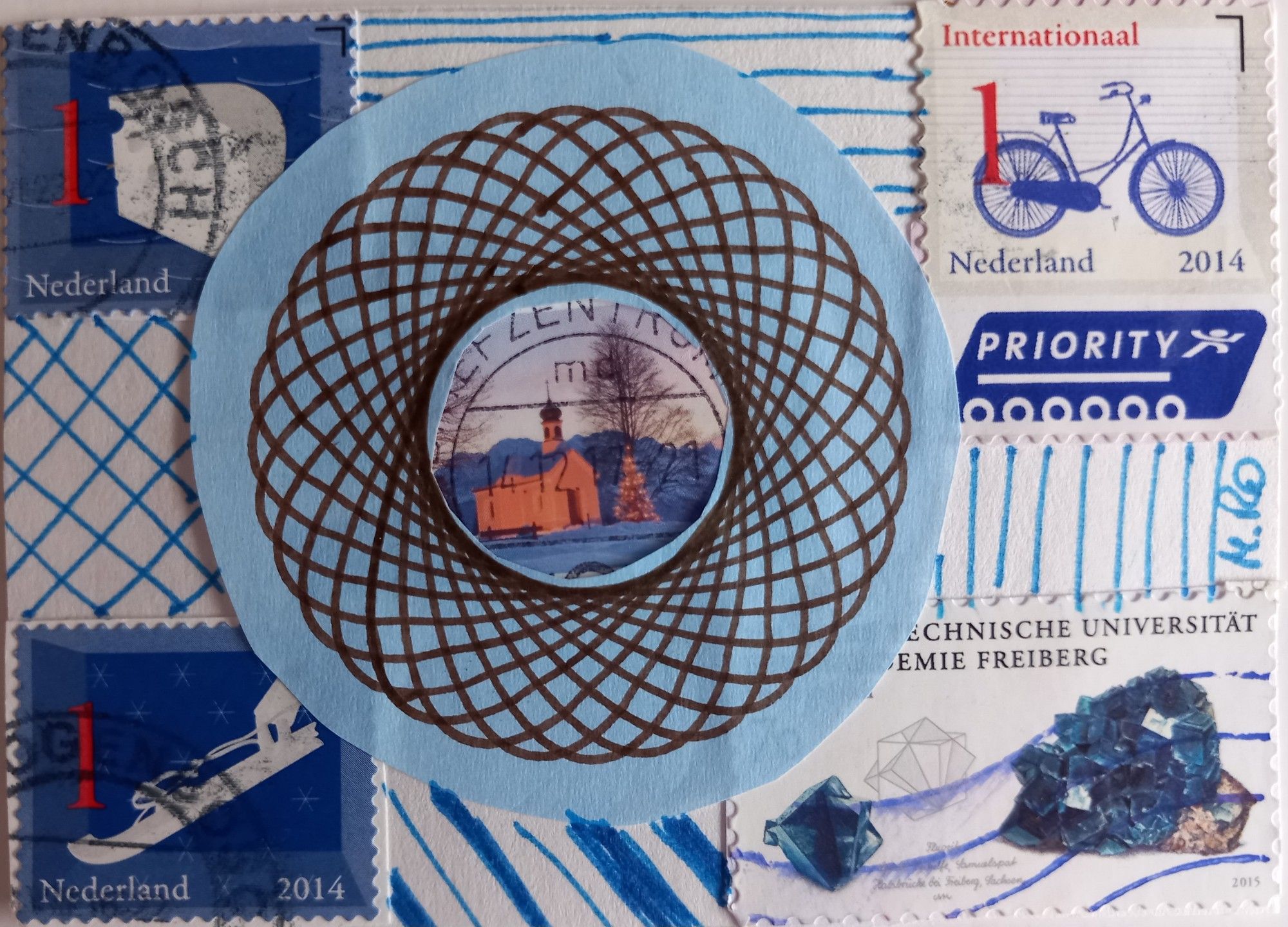 1 ATC
Collage aus blauen Briefmarken. Mittig ist auf hellblauen Papier mit Spirograph ein Kreis gemalt. Die Mitte ist ausgeschnitten und eine Briefmarke von hinten hineingeklebt.