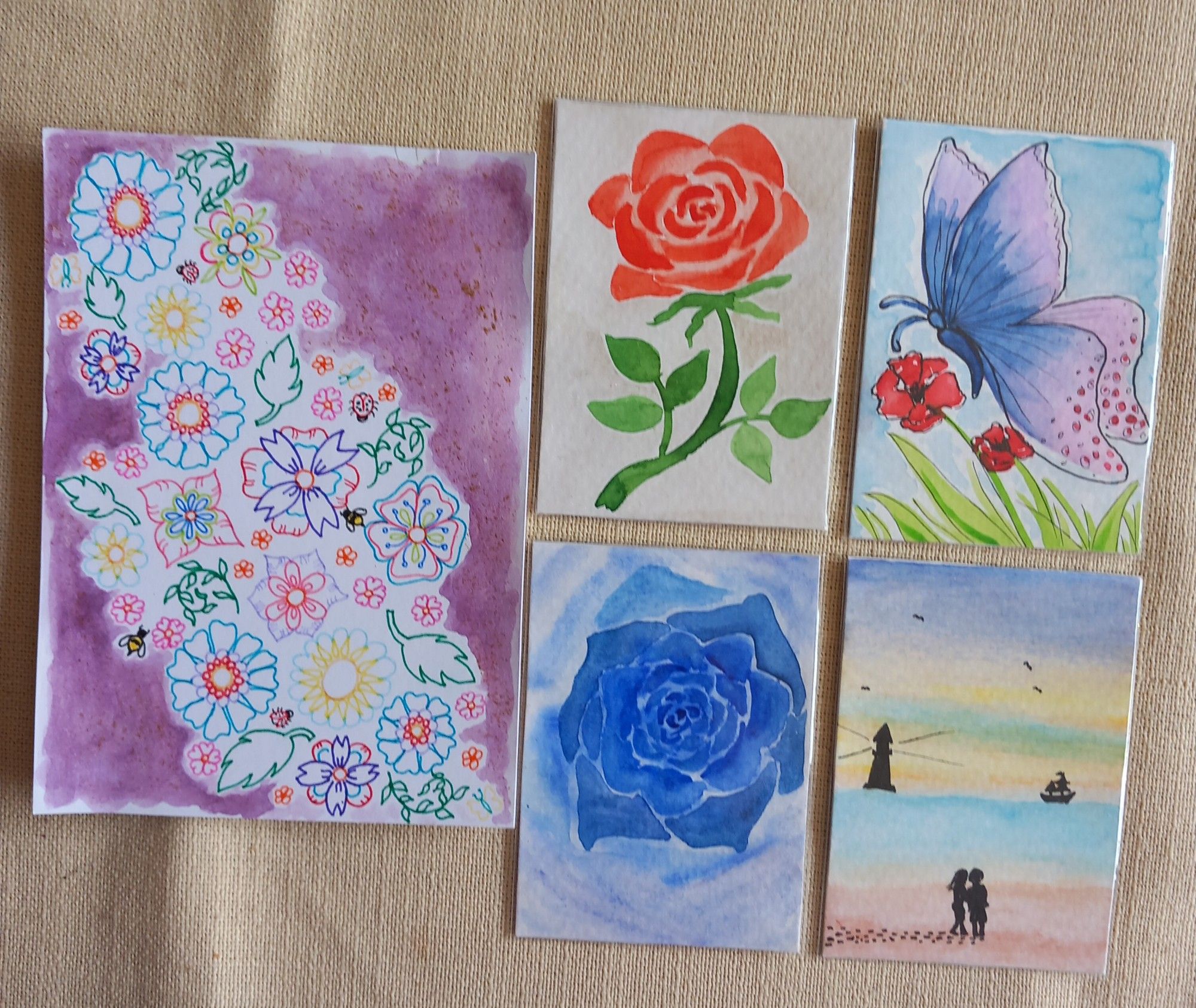 Links Postkarte Blumen und Glitzer
Mitte 2 Rosen in rot und blau
Rechts Schmetterling auf Mohn, Strandszene