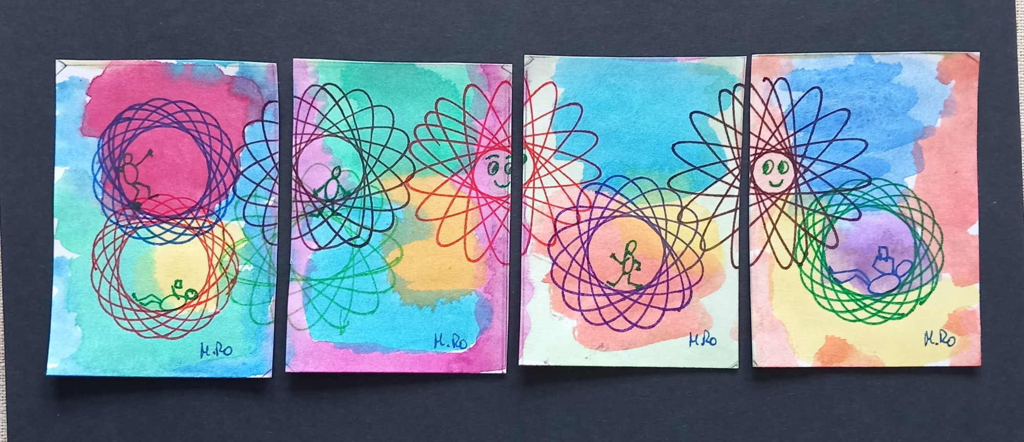 Bunter Wasserfarben Hintergrund 
Mit Fineliner und Spirograph bunte Muster, in den Kreisen sind kleine Strichmännchen gemalt