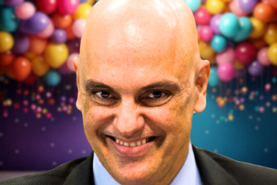 Alexandre de Moraes sorrindo com balões de festa ao fundo