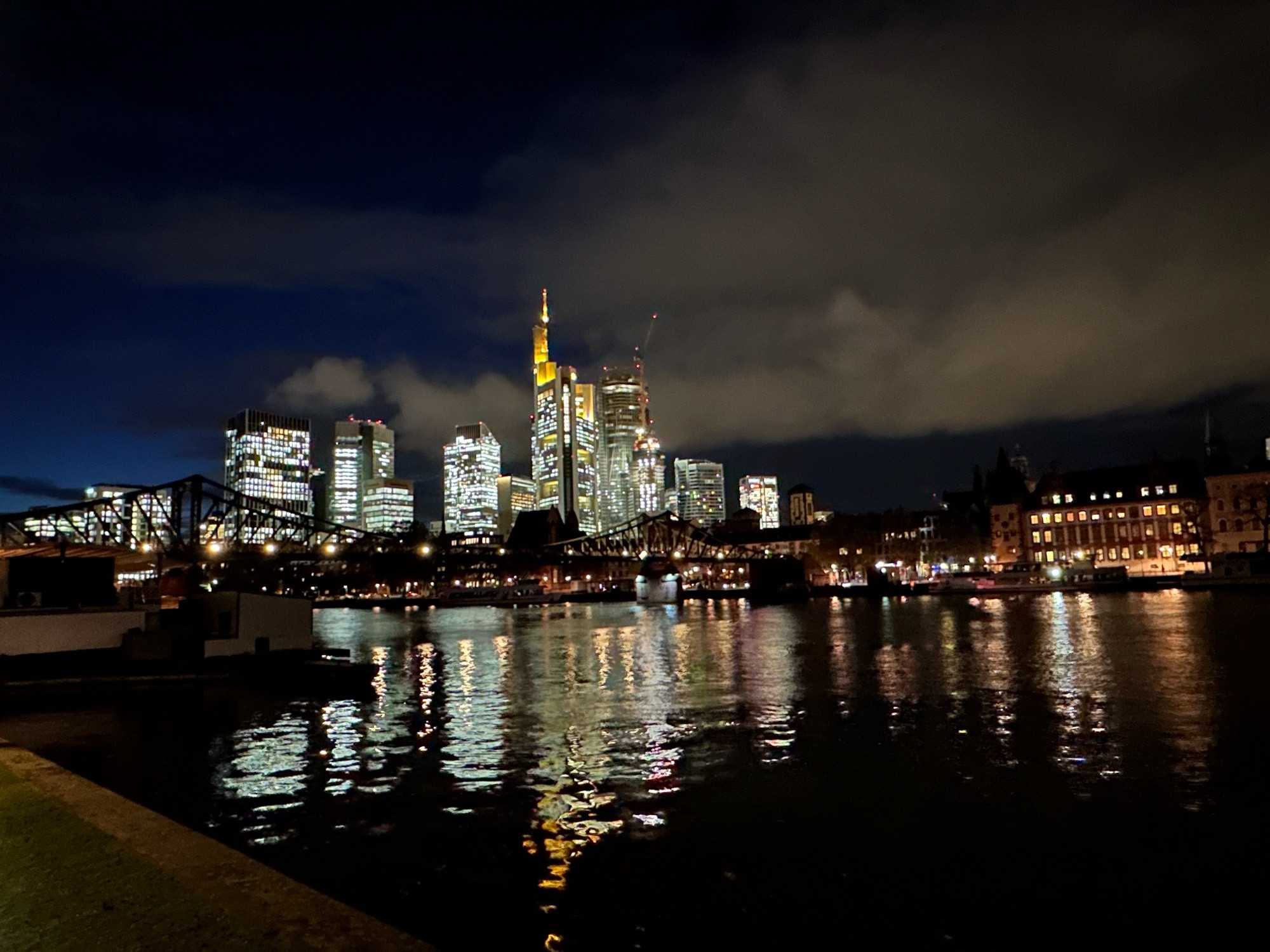 Frankfurter Skyline bei Nacht