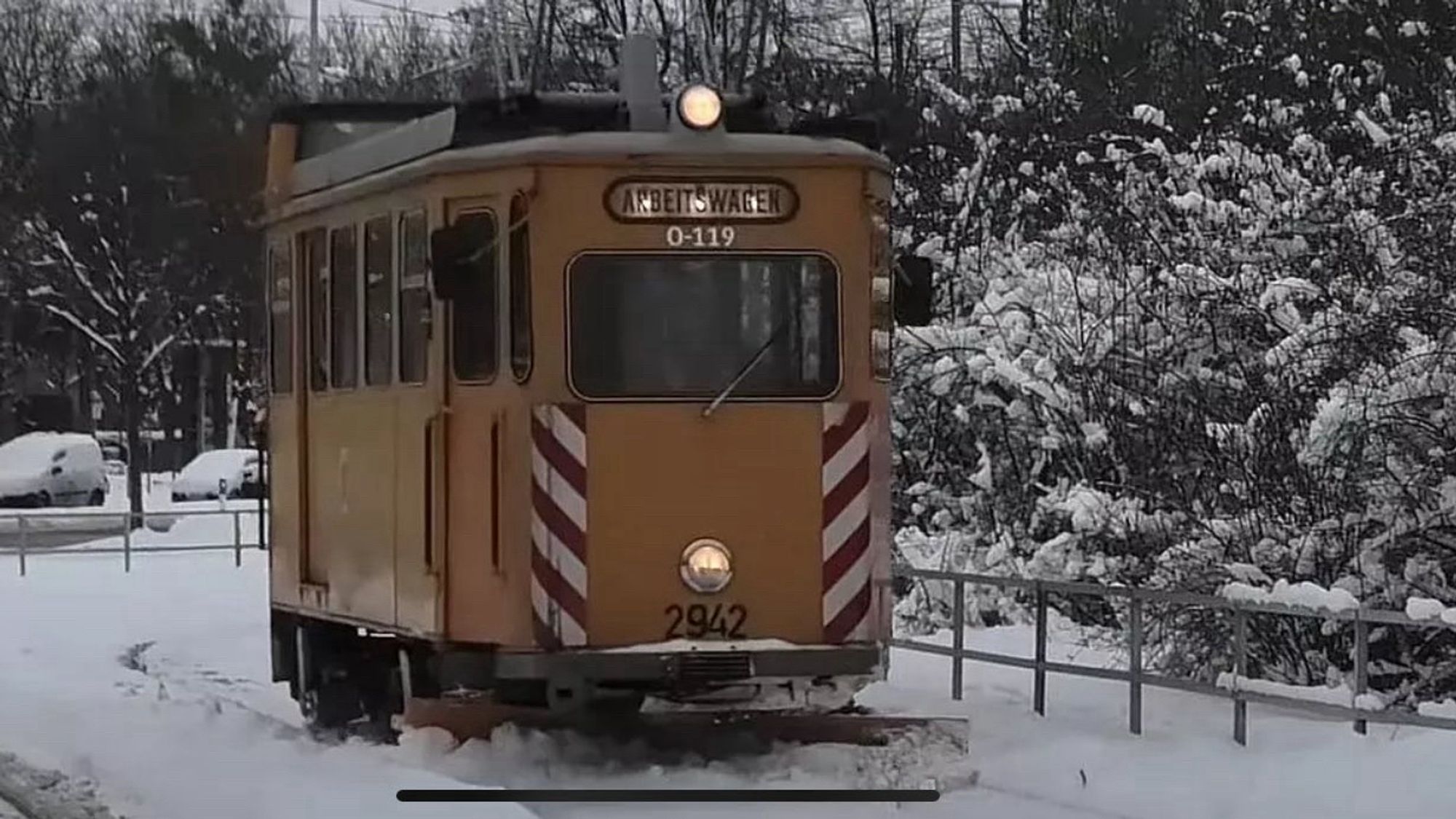 Das Bild ist ein Screenshot aus einem Video der Freunde des Münchner Trambahn-Museums, veröffentlich als Screenshot auf abendzeitung-muenchen.de mit folgender Bildunterzeile: „Dieser Oldtimer befreit aktuell die Trambahn-Gleise von Schnee und Eis: Der Fahrdrahtkontrollwagen, gebaut 1926 und oft modifiziert, bei einem Einsatz am 26. Januar 2021.“