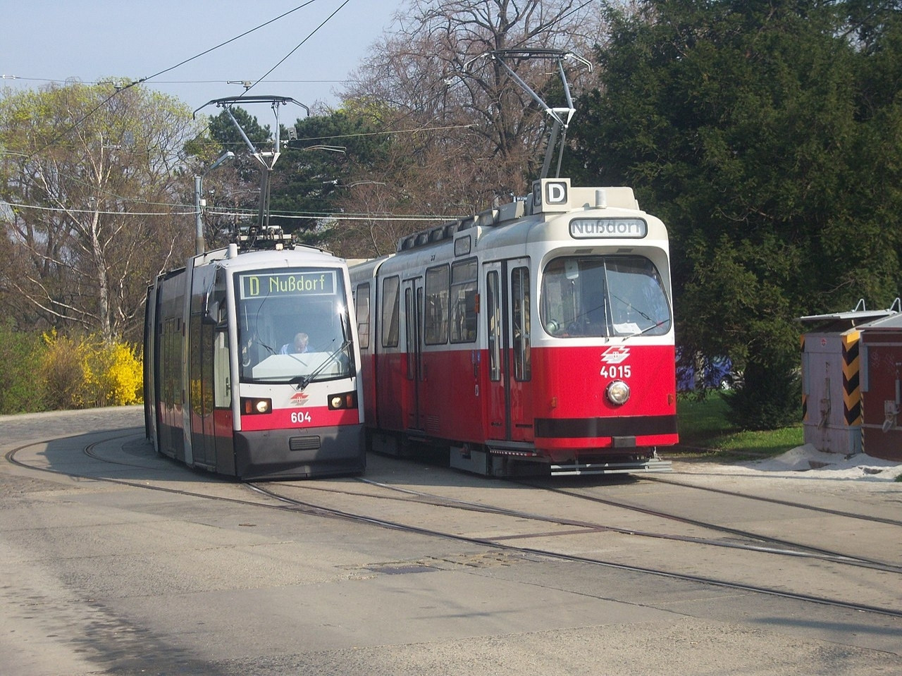 Zwei Straßenbahnmodelle (ebenerdig und mit Treppen)