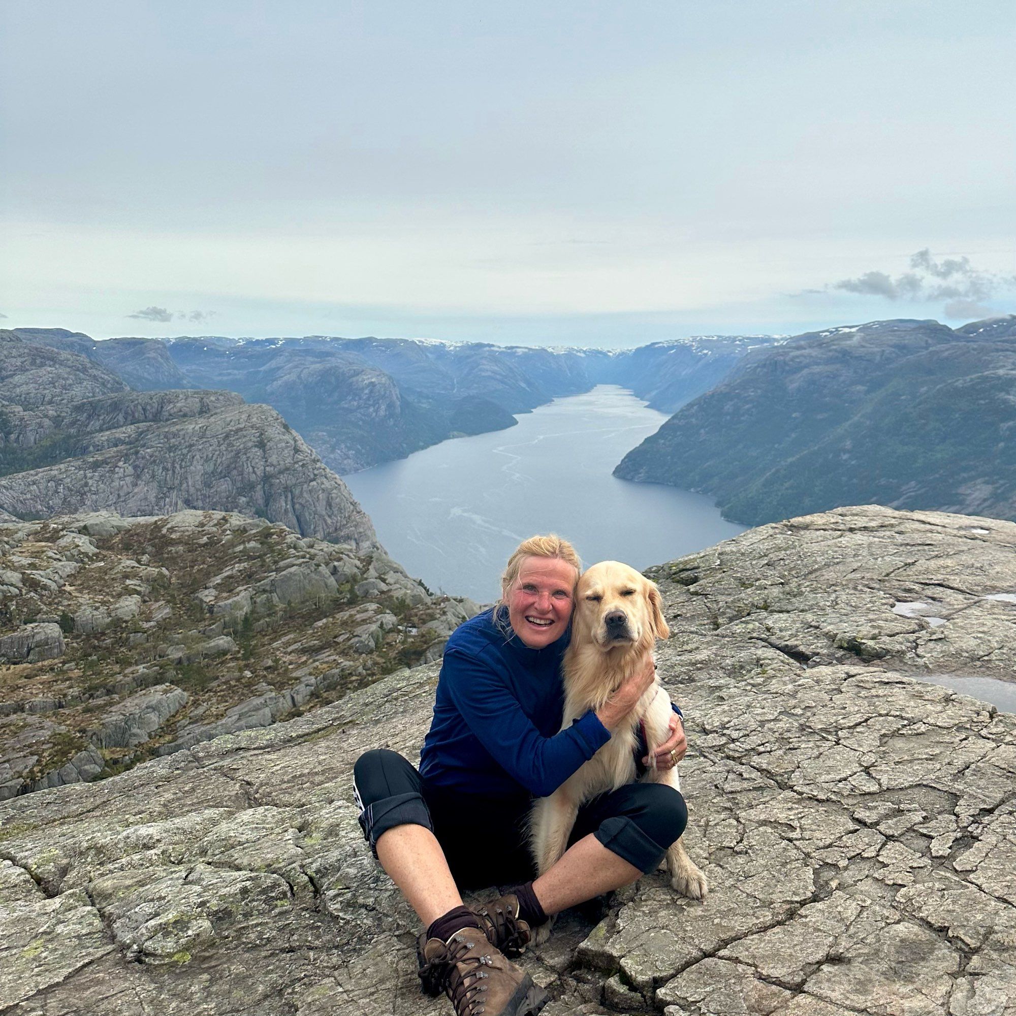 Frau mit Hund am Preikestolen.