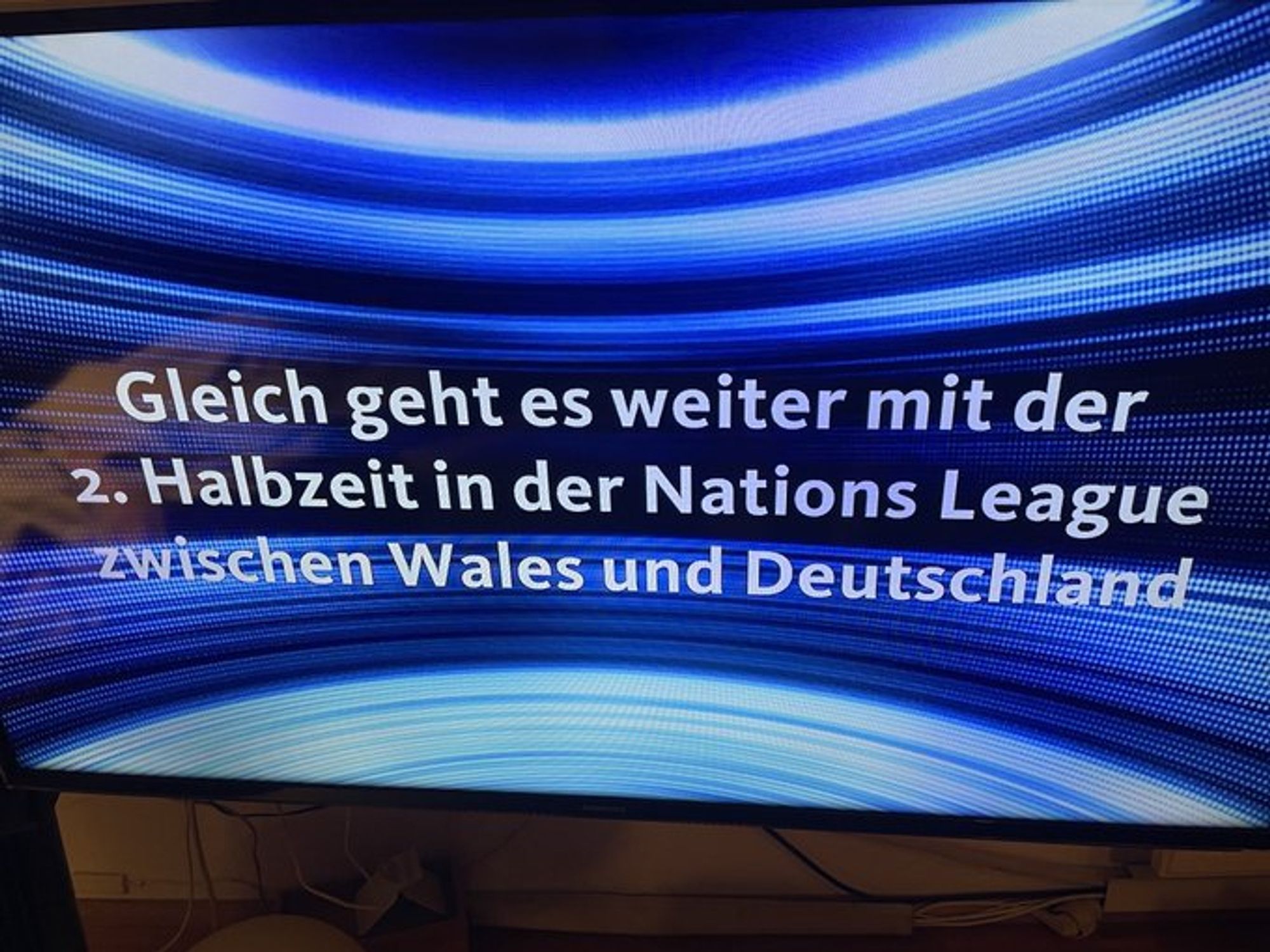 Standbild des Sportschaustreams #GERWAL (kam nicht im TV!) zur Halbzeit:
Gleich geht es weiter mit der 2. Halbzeit in der Nations League zwischen Wales und Deutschland