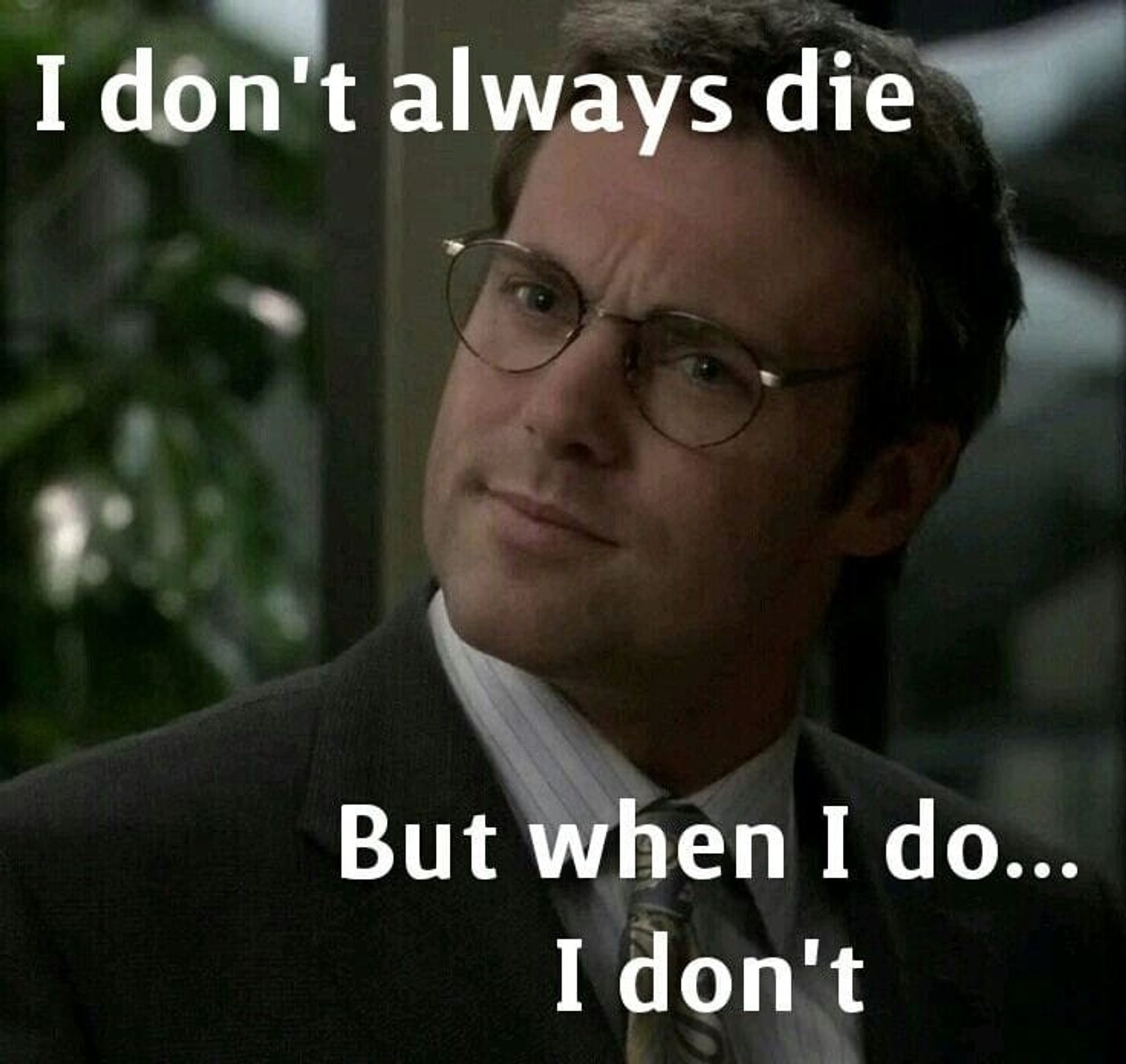 Man sieht Daniel Jackson und den Text "I don't always die. But when I do, I don't."