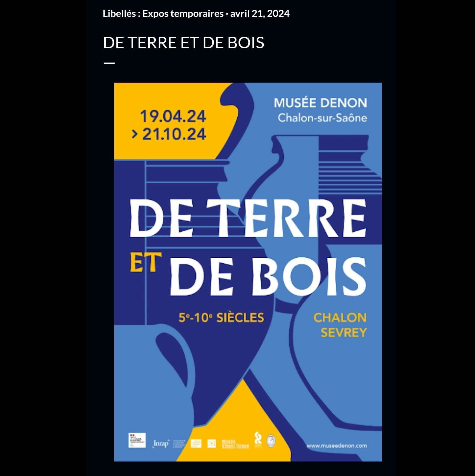 Affiche de l'exposition De Terre et de Bois au musée Denon (Chalon-sur-Saône) du 19 avril au 21 octobre 2024. Elle représente des poteries bleues sur fond jaune.