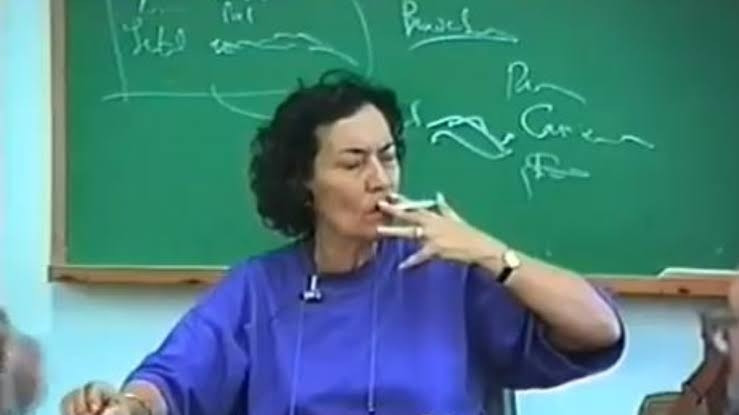 Maria da Conceição Tavares dando uma bongada massiva num marlboro dentro da sala de aula