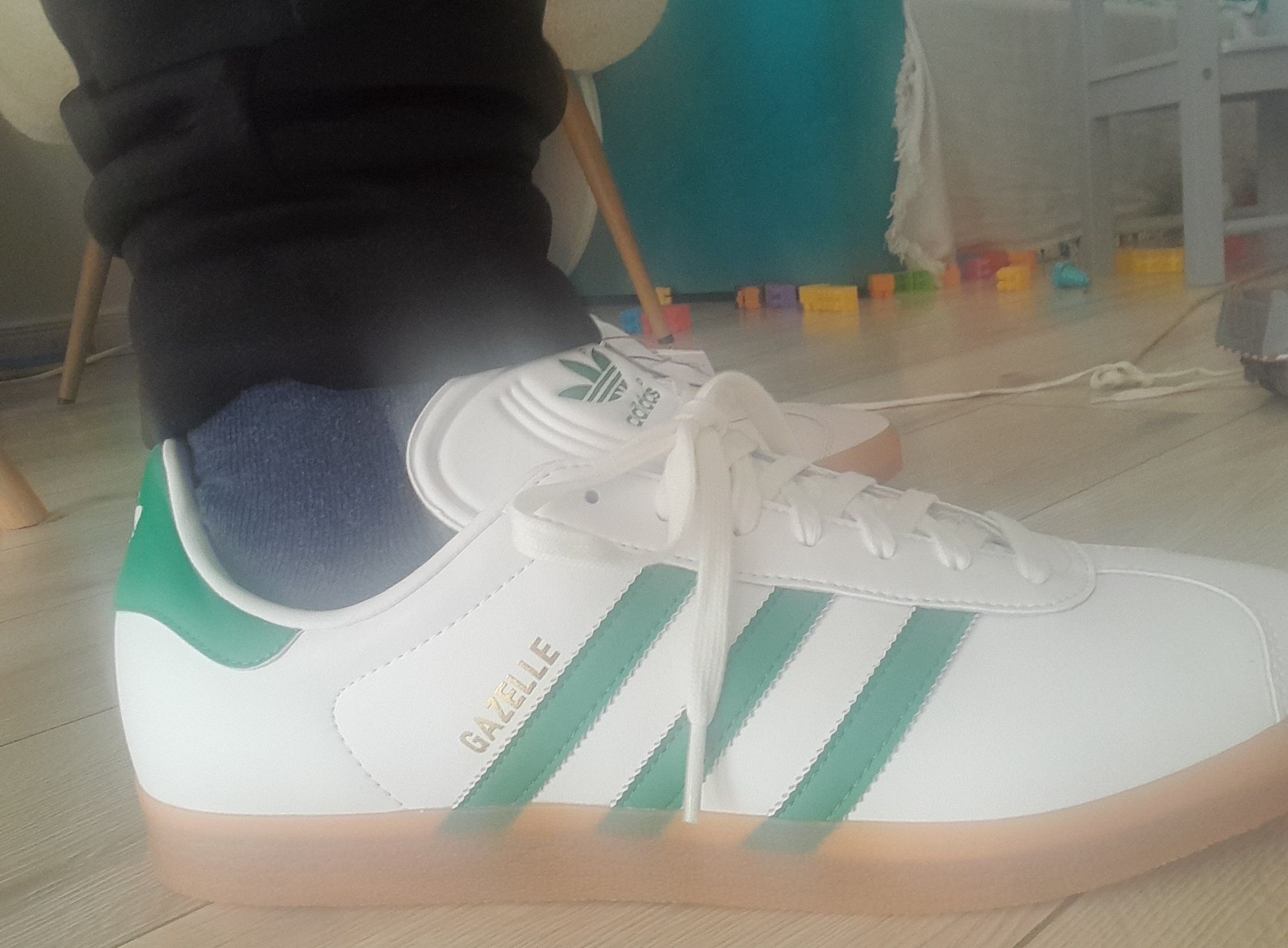 Basket Adidas de type gazelle blanche et verte