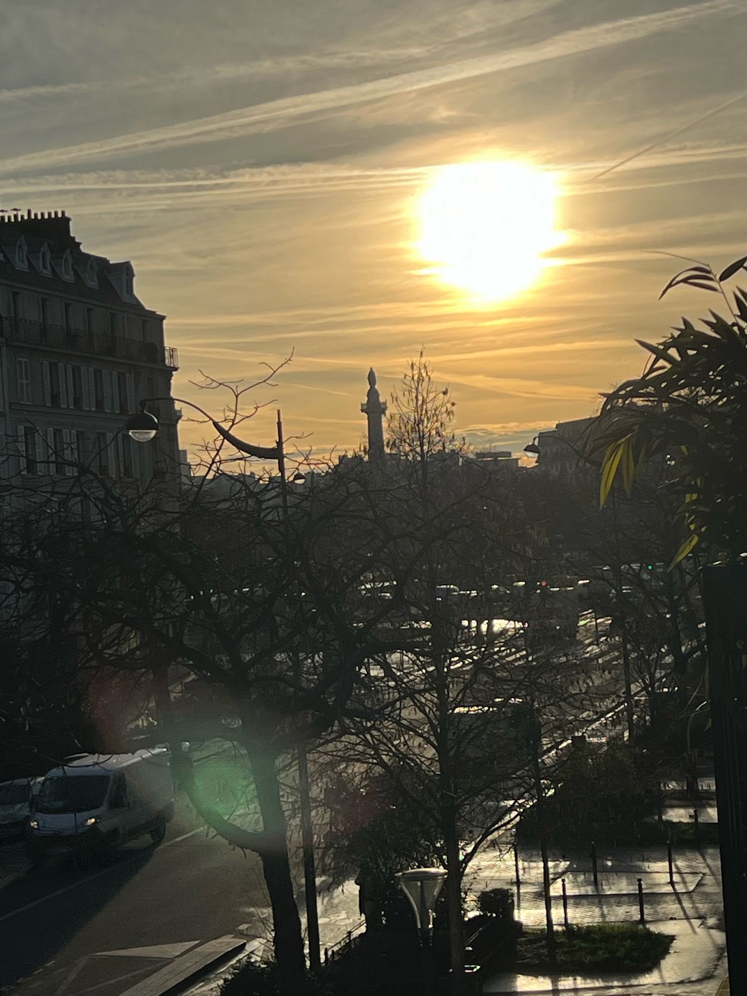 Lever de soleil (timide) sur la place de la Nation à Paris