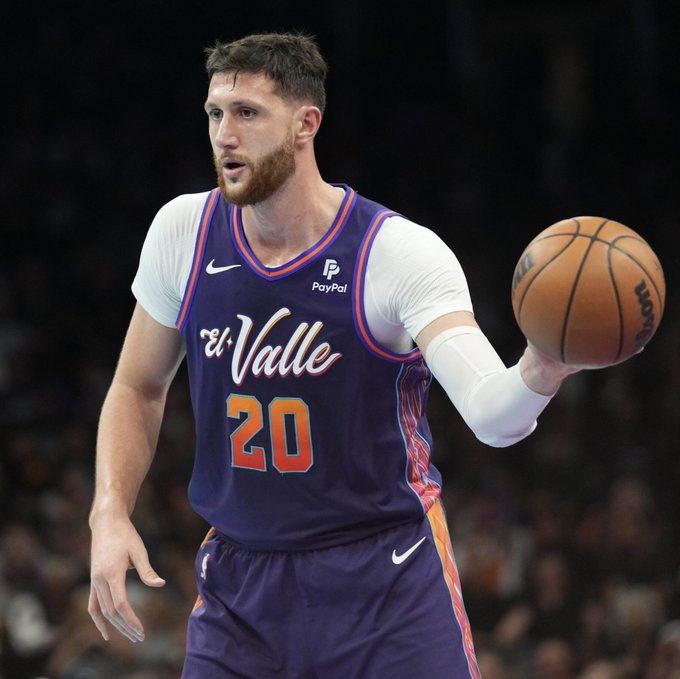 Jusuf Nurkic - Suns/El Valle - looking to pass the ball in L hand 
Hurry back, Big man! 