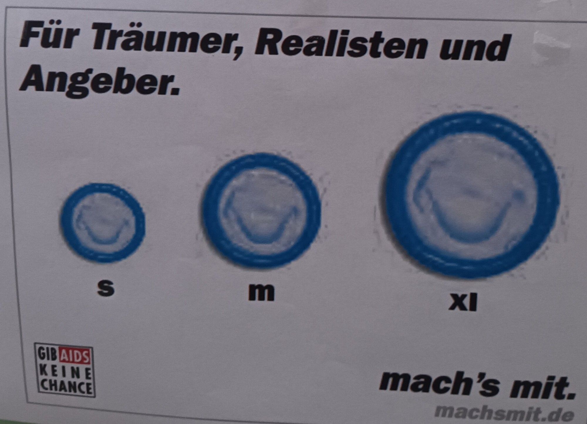 3 Kondome in den Größen s, m und xl. Text: "Für Träumer, Realisten und Angeber"