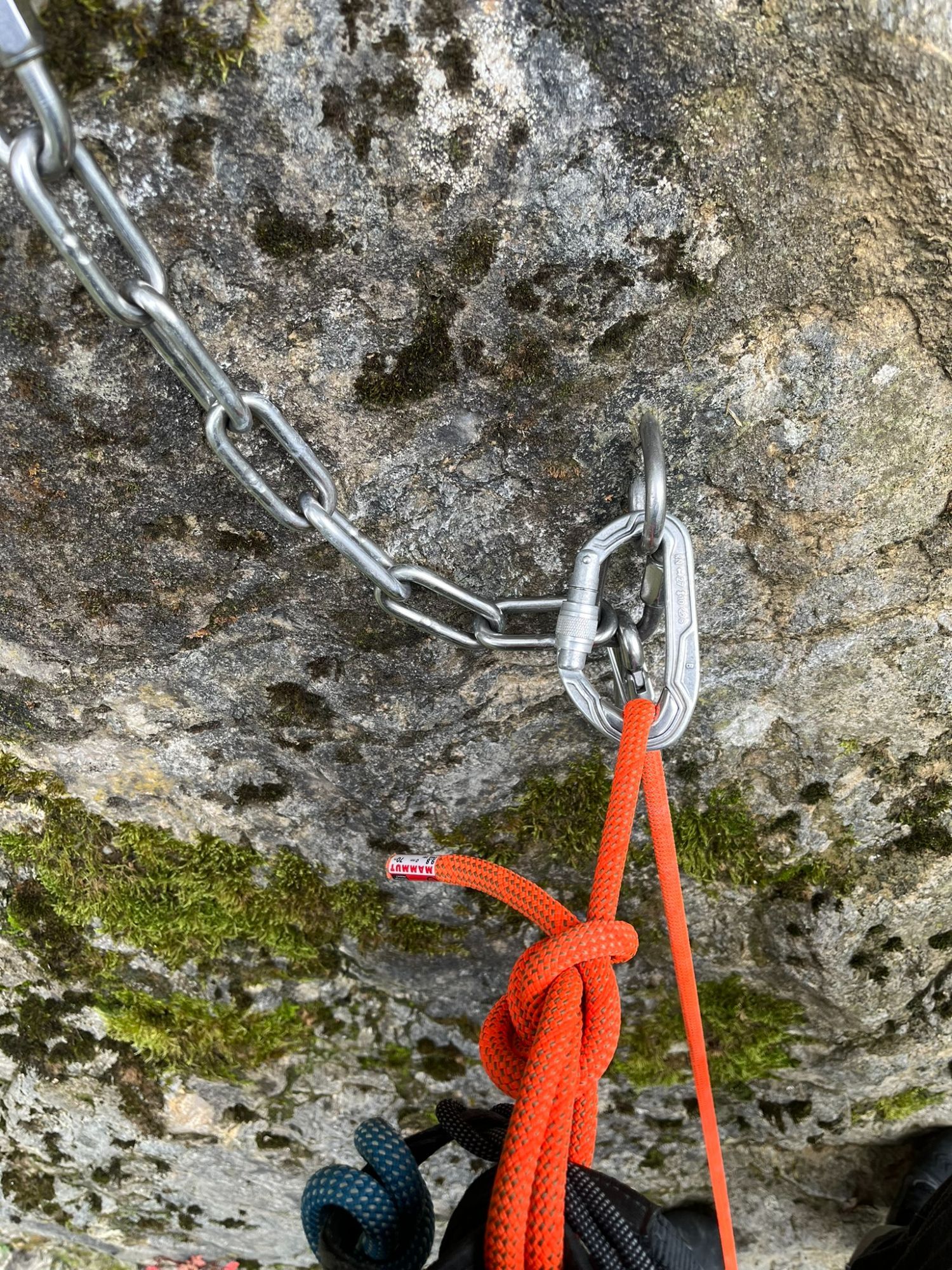 Ende der Kletterroute "Morgensonne" (ja, der Sektor hat auch eine Route die so heisst, ein Klassiker), man sieht einen Bohrhaken, verbunden mit einer Stahlkette zum anderen Bohrhaken; aus Gründen der Materialschonung (auch Stahl nutzt sich ab, wie man in einem anderen Bild was ich ein paar Stunden früher gepostet hatte, sehr gut sieht) habe ich meinen eigenen Schraubkarabiner zum Ablassen eingehängt, und daran hänge ich im Seil (sehr neu und sehr orange, nicht meins)