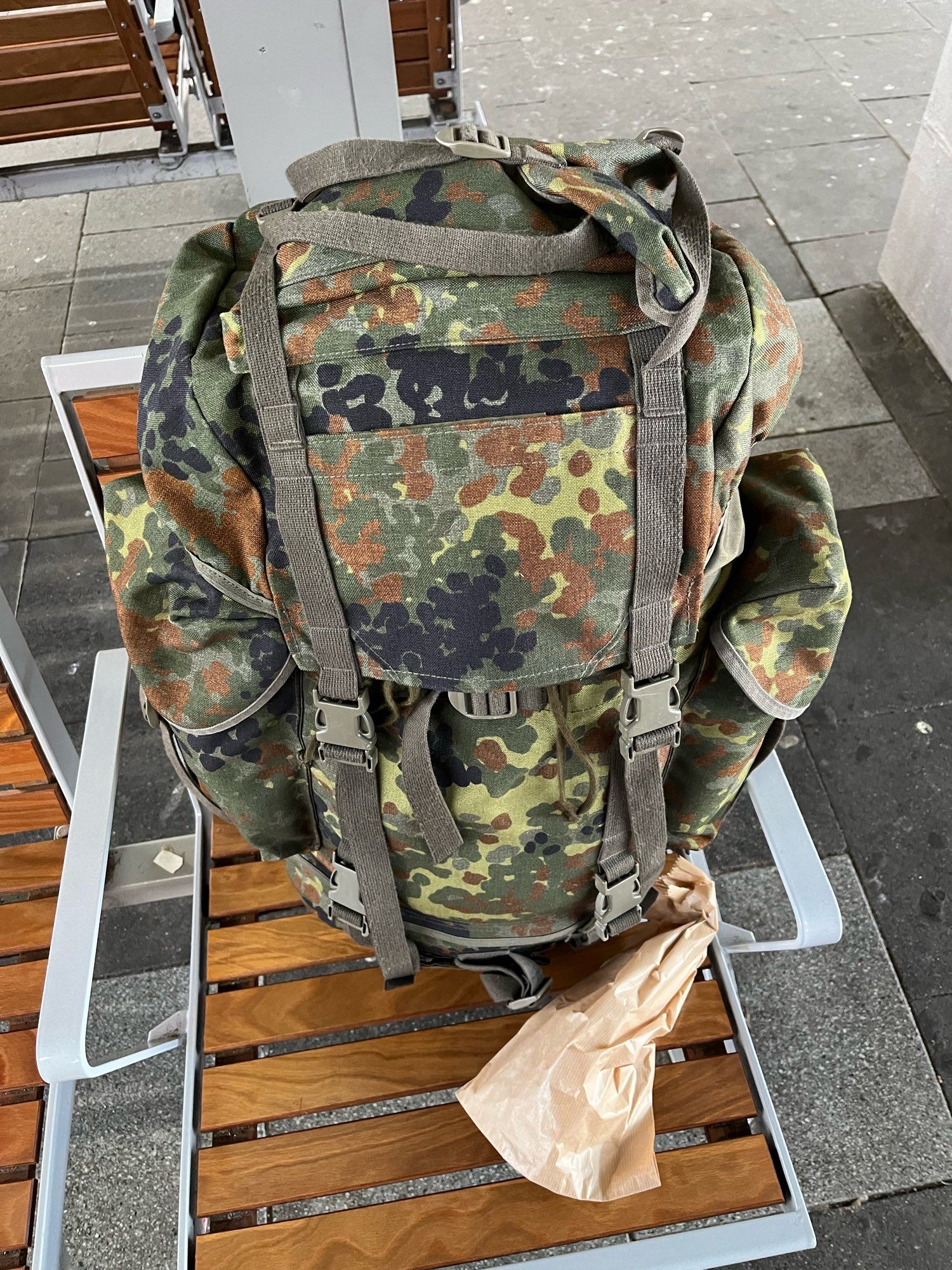 Flecktarn BW-Rucksack auf einem Sitz im Hauptbahnhof