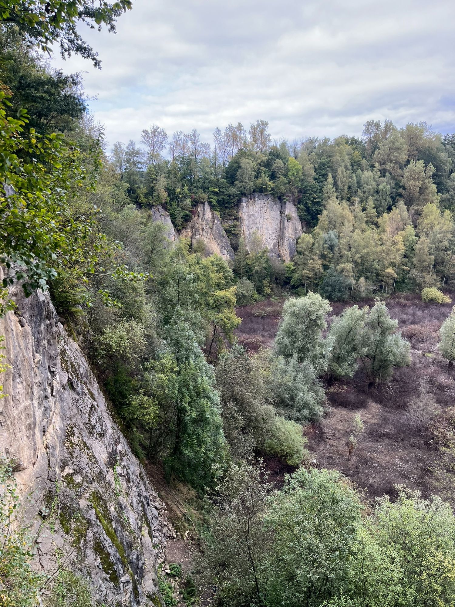 Blick aus der gleichen Position rüber in Richtung Norden ("Morgensonne" ist im Westen), zum Sektor "Drei Zinnen", perfekte Sicht auf die Rechte Zinne und den Pfeiler