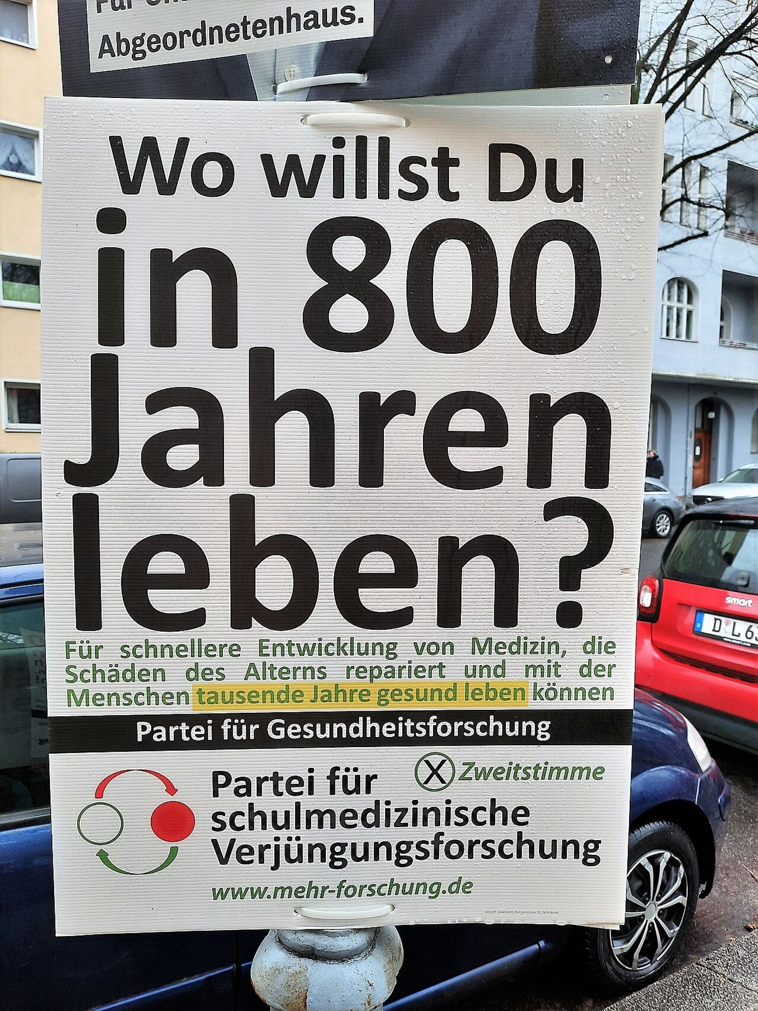 Plakat von der Partei: „Partei für
schulmedizinische
Verjüngungsforschung“
Mit der Aufschrift: „Wo willst Du in 800 Jahren leben?
Für schnellere Entwicklung von Medizin, die Schäden des Alterns repariert und mit der Menschen tausende Jahre gesund leben können“