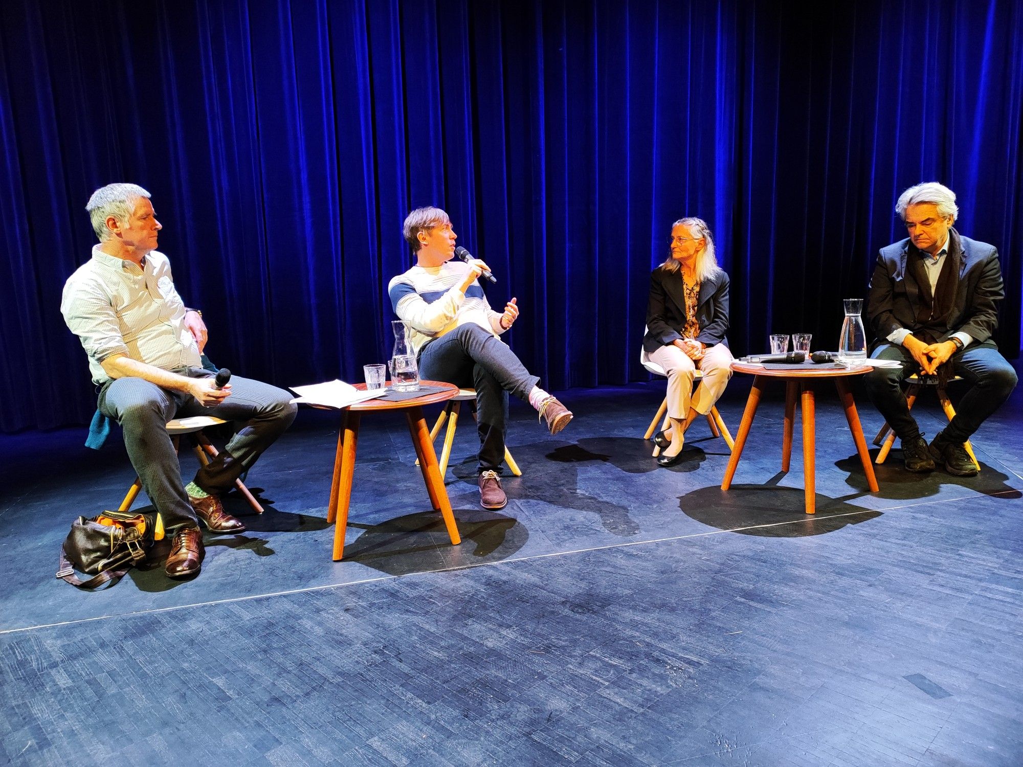 Podiumsgespräch. Von links nach rechts sitzend: Rolf Bossart, Marc Keller, Erika Preisig, Matthias Ackeret.