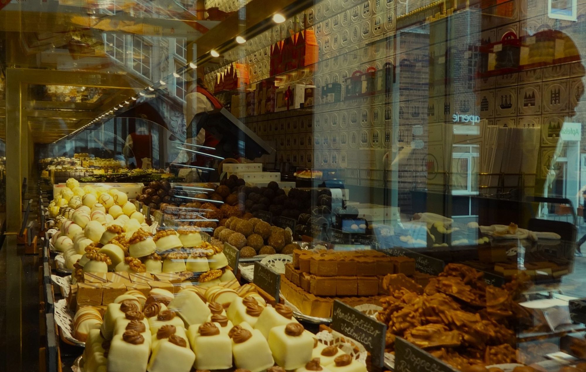 das bild zeigt die auslage in einer galsvitrine im berühmten süsswarengeschaft niederegger.kein besucher von lübeck kommt an diesem geschäft vorbei ohne den berühmten lübeckermarzipan zukaufen. der betrieb lebt also vom tagesgeschäft