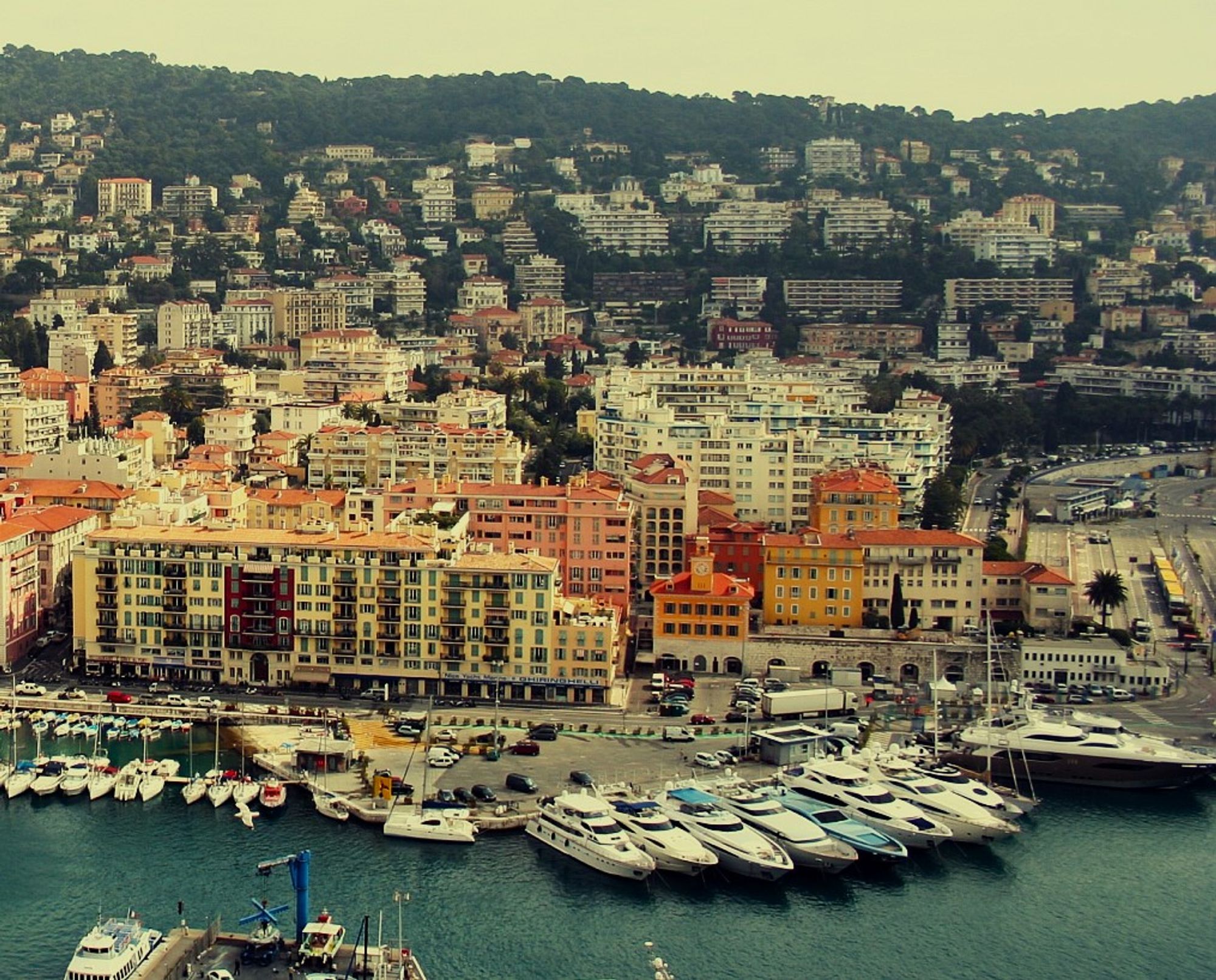 Y = yacht, yachten, yachthafen etc.
das bild die mole+yachthafen von nizza vom schlossberg ausgesehen, dahinter die fassaden der häuser von der altstadt und dem mont boron