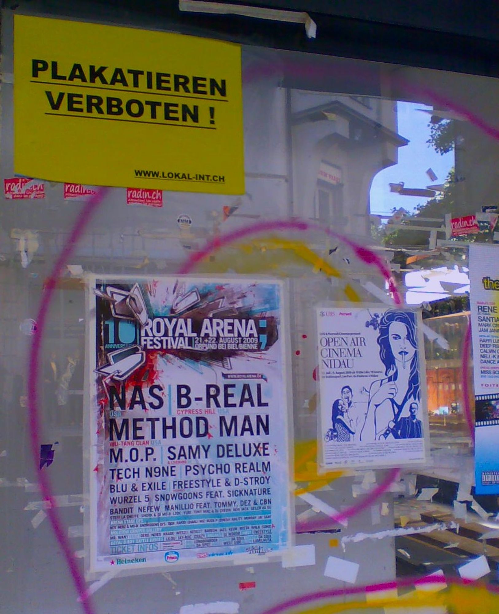 das bild zeigt eine mit plakaten zugeklebte schaufensterscheibe eines leeren verkaufslokals. ganz oben links ein klar definierter hinweis , dass plakatieren verboten sei. das paradon besteht also darin, das es verboten ist, plakate aufzukleben, die man aber auf der ganzen glasfläche sieht.
paradox ist also der hinweis, dass es verboten sei .