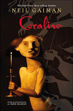 Capa original do livro "Coraline", ilustrada por Dave McKean, mostrando a protagonista da obra com furos em lugar de olhos e segurando uma vela num castiçal. Silhuetas de cobras e ratos, e também de mãos segurando linhas e agulhas se aproximam dela.