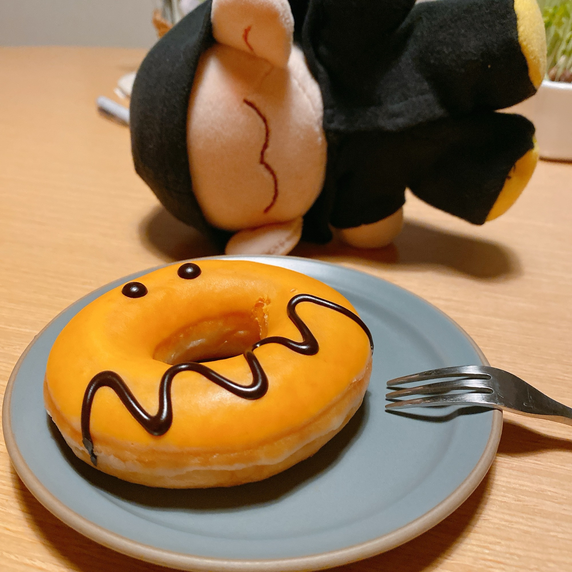 ハロウィンの装飾がほどこされたドーナツを見にきた、ぬいんち