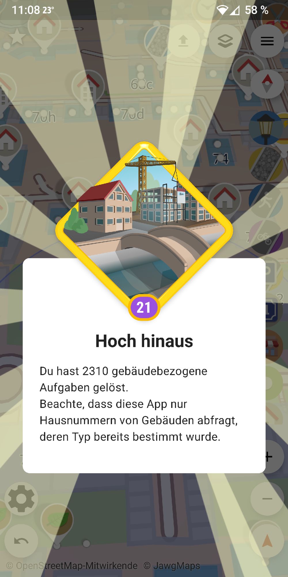 Das Bild zeigt einen Screenshot aus der App **StreetComplete**.

In der Mitte des Screenshots wird eine Auszeichnung dargestellt, die den Fortschritt des Nutzers in der App würdigt. Diese Auszeichnung hat die Form eines gelben Diamanten mit einem Icon in der Mitte, das einen Kran und mehrere Gebäude zeigt. Darunter befindet sich die Zahl "21" in einem lila Kreis, was das aktuelle Level des Nutzers in der App angibt.

Der Text unter der Auszeichnung lautet:

**„Hoch hinaus“**  
„Du hast 2310 gebäudebezogene Aufgaben gelöst.  
Beachte, dass diese App nur Hausnummern von Gebäuden abfragt, deren Typ bereits bestimmt wurde.“

Im Hintergrund ist die Kartendarstellung der StreetComplete-App zu sehen, die auf OpenStreetMap basiert und verschiedene Symbole für Gebäude und Aufgaben zeigt.