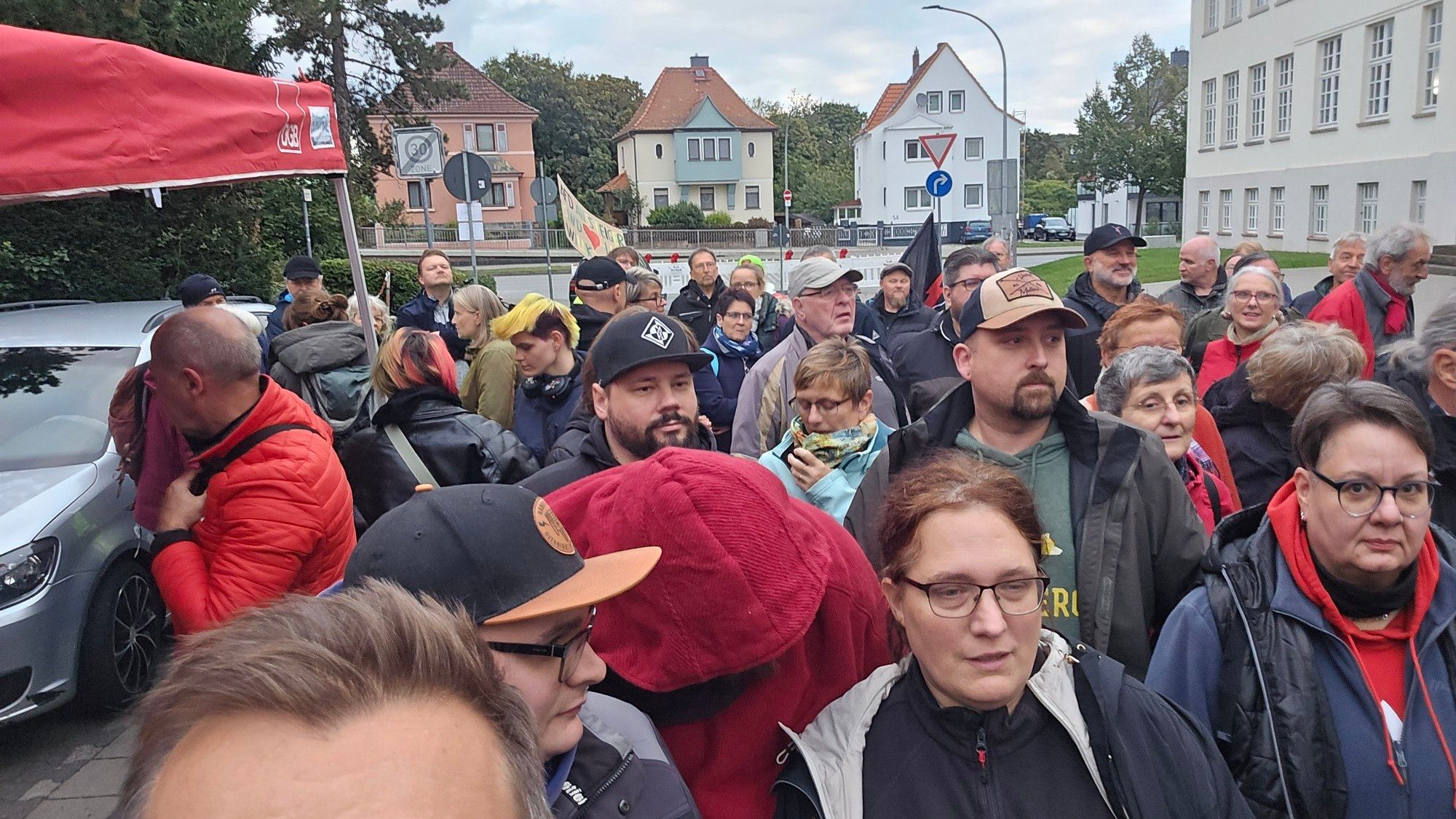 250 Gegendemonstrantinnen. Gegen Nazis.