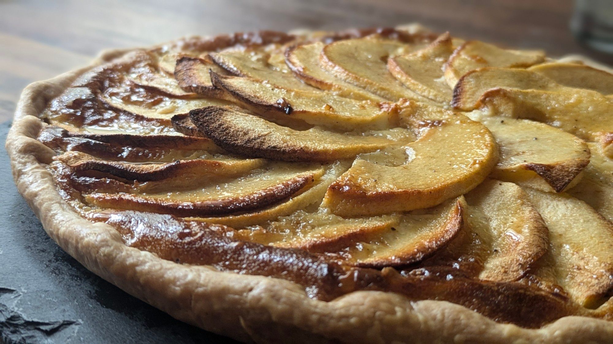 Tarte aux pommes en très gros plan.