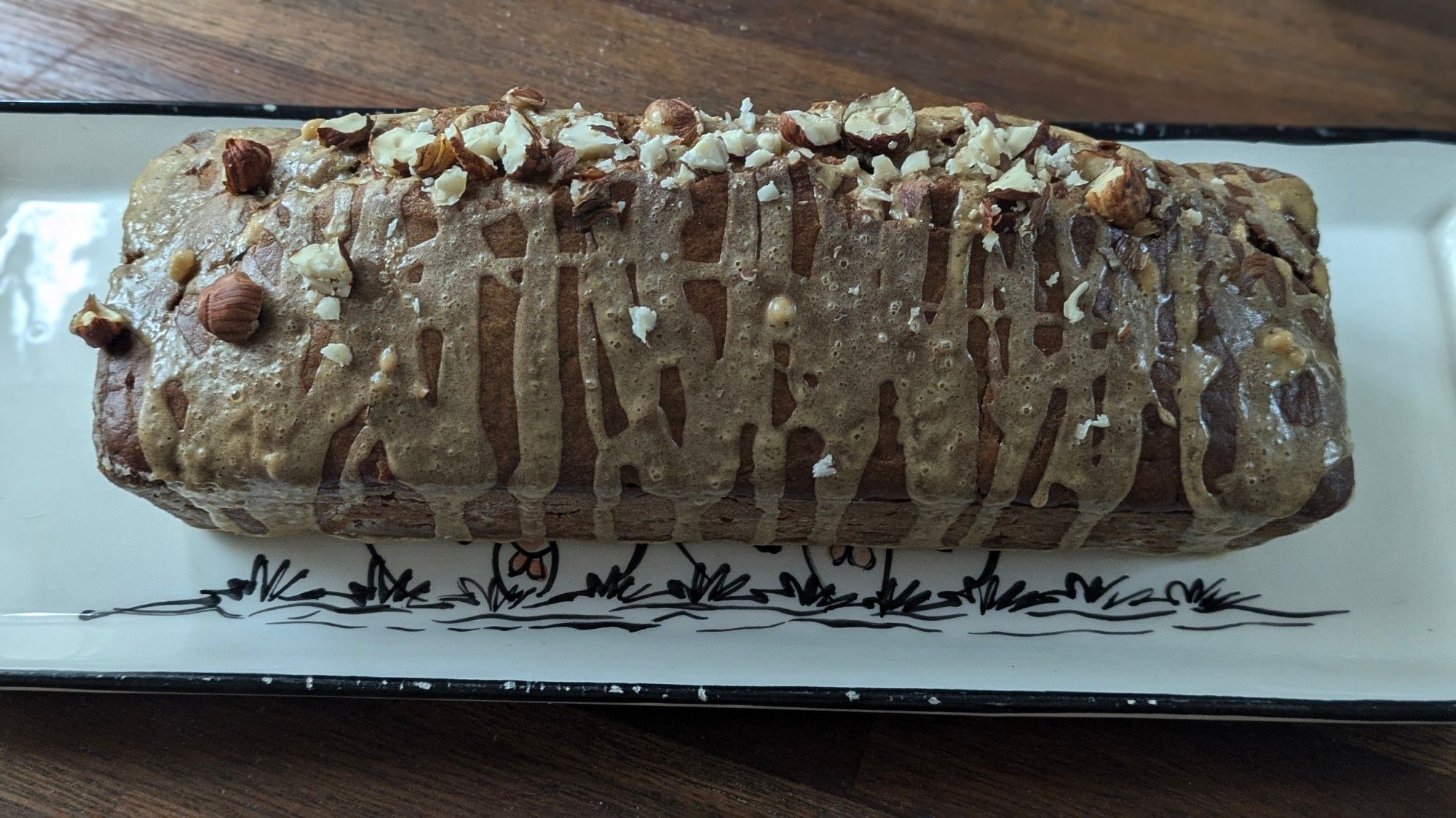 Cake avec un glaçage café topping noisettes